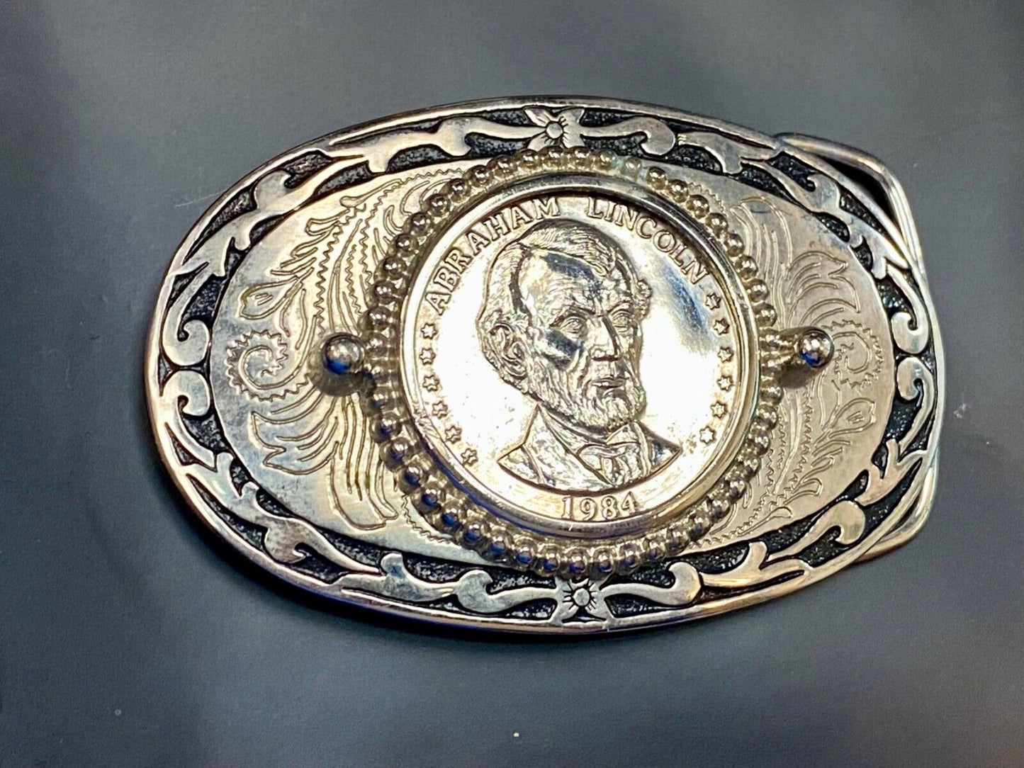 Vintage 1984 Abe Abraham Lincoln Coin centerpiece on collectors belt buckle