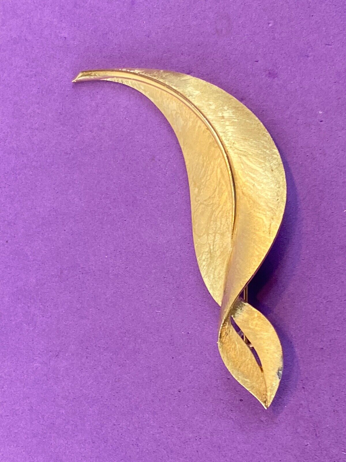3.5 " CROWN TRIFARI signed gold tone leaf pin brooch