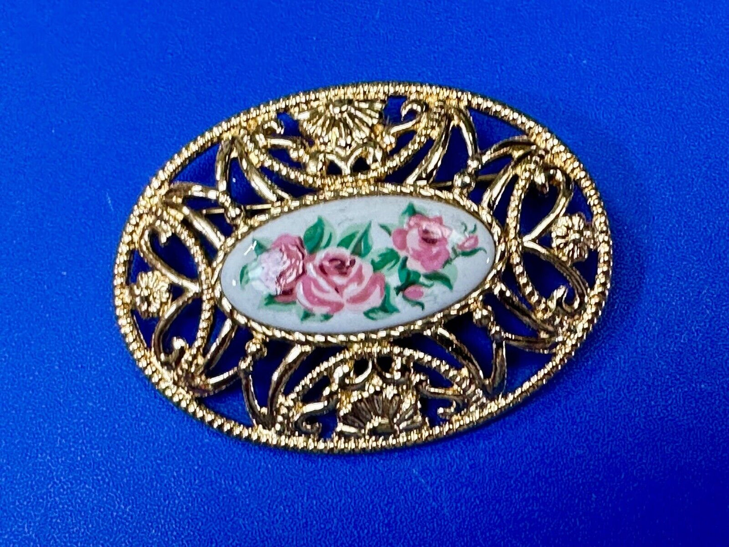Avon signed gold tone see through surround Porcelain flower theme brooch pin