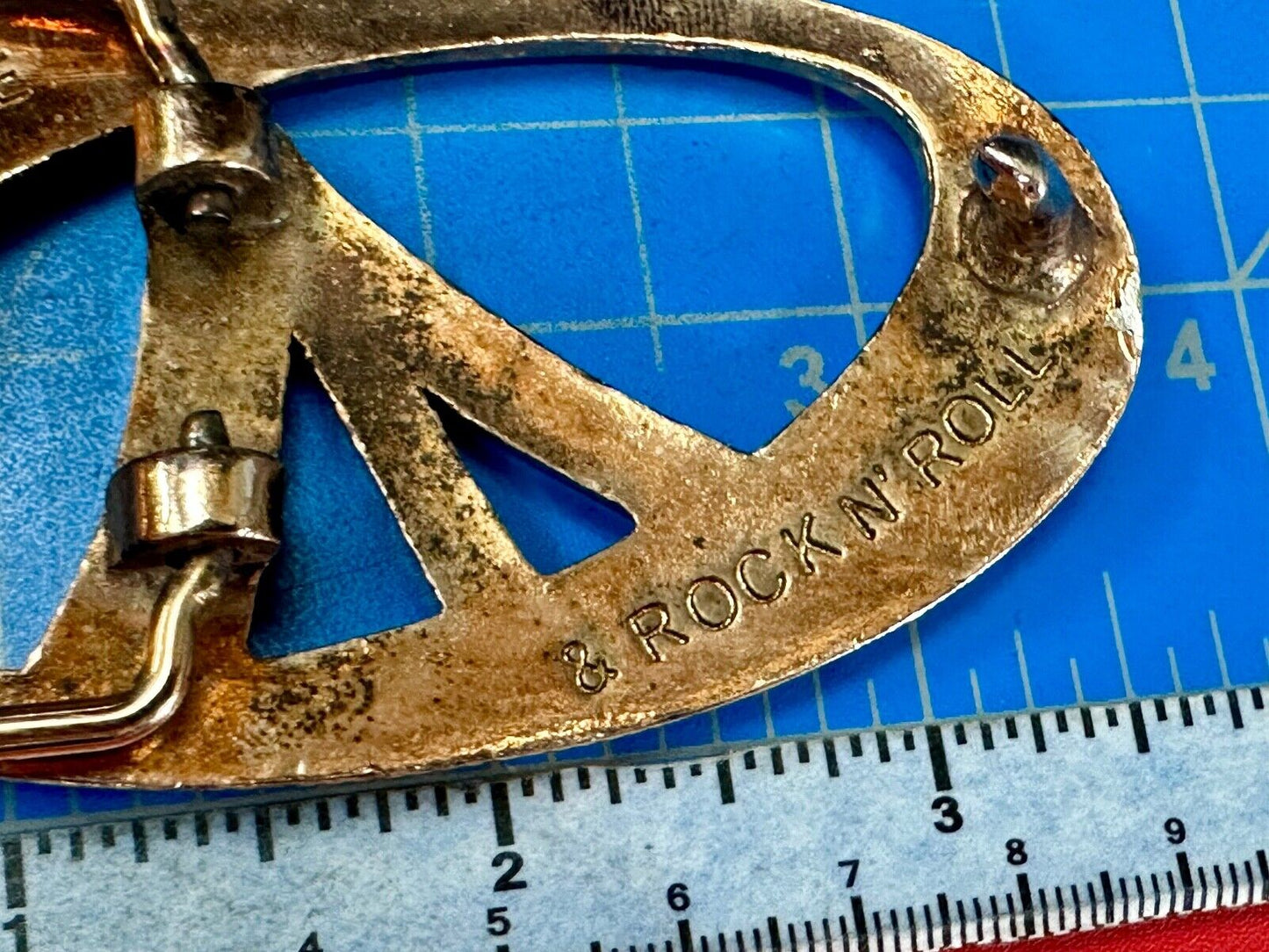 2OH Logo Emblem Peace love & Rock & Roll gold color belt buckle