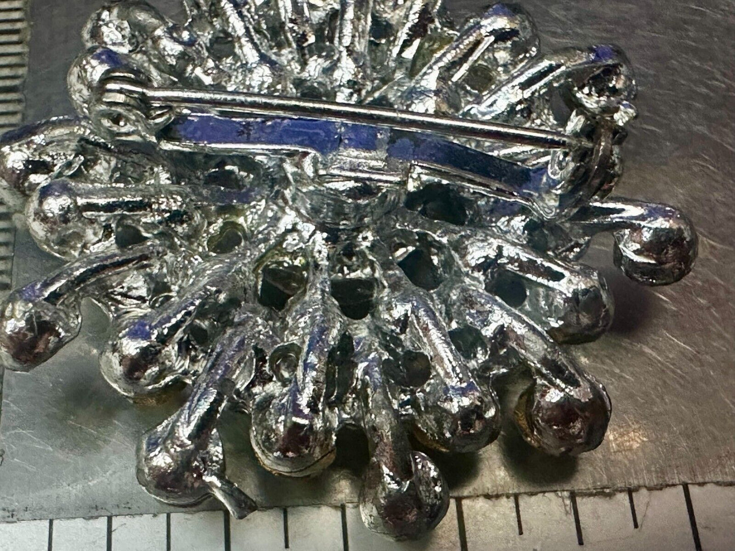 Beautiful Round Flower Shaped Rhinestone Cluster Silver Tone Brooch Pin