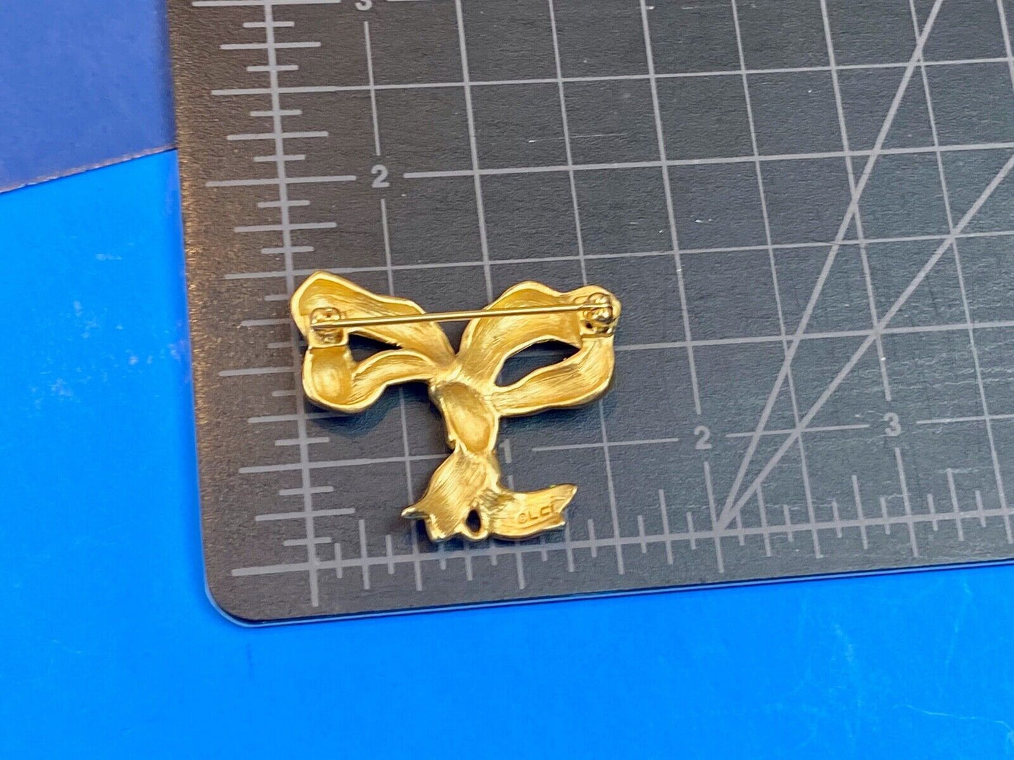 Beautiful LC Signed Brooch Pin Gold tone bow -. Amazing detail! Liz Claiborne