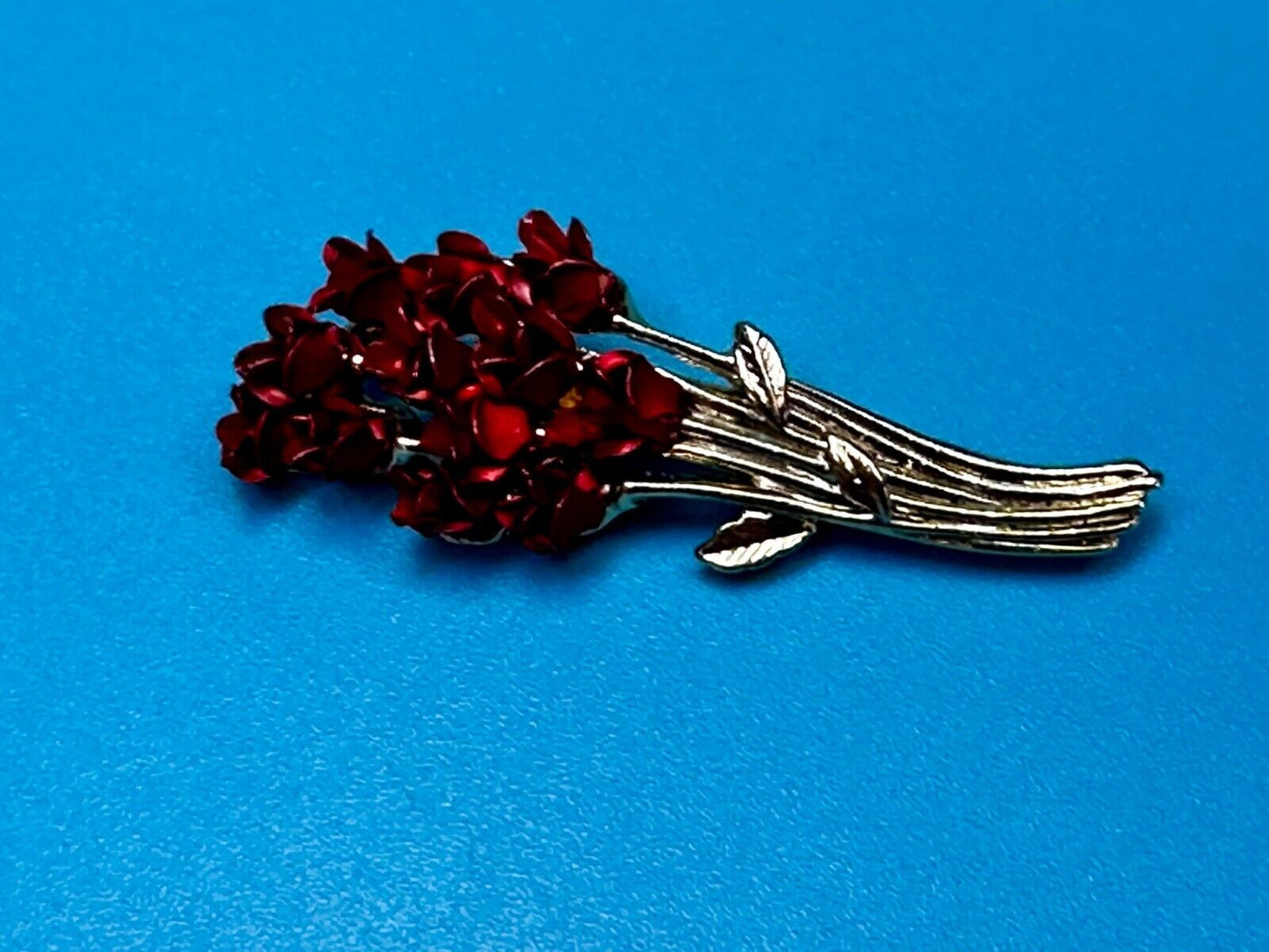 Beautiful Dozen of Red Roses Bouquet Gold Tone Brooch Pin Signed DM 97