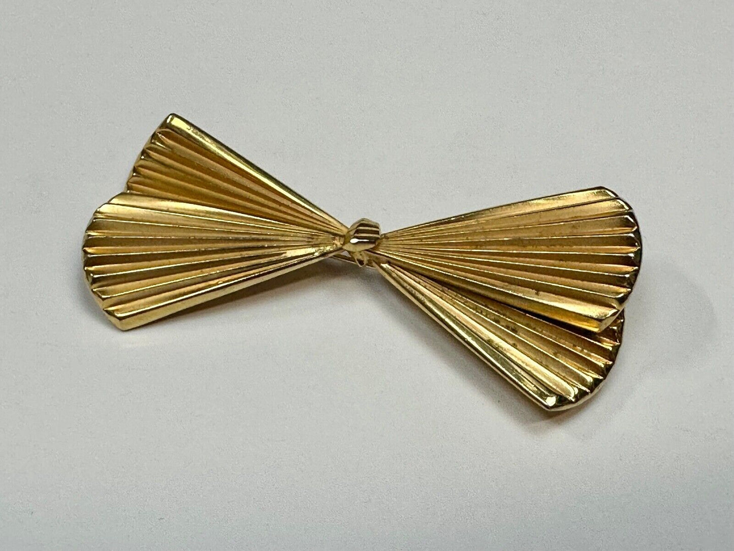 Beautiful gold tone FAN or Bow Tie pattern Giovanni signed Vintage Brooch Pin