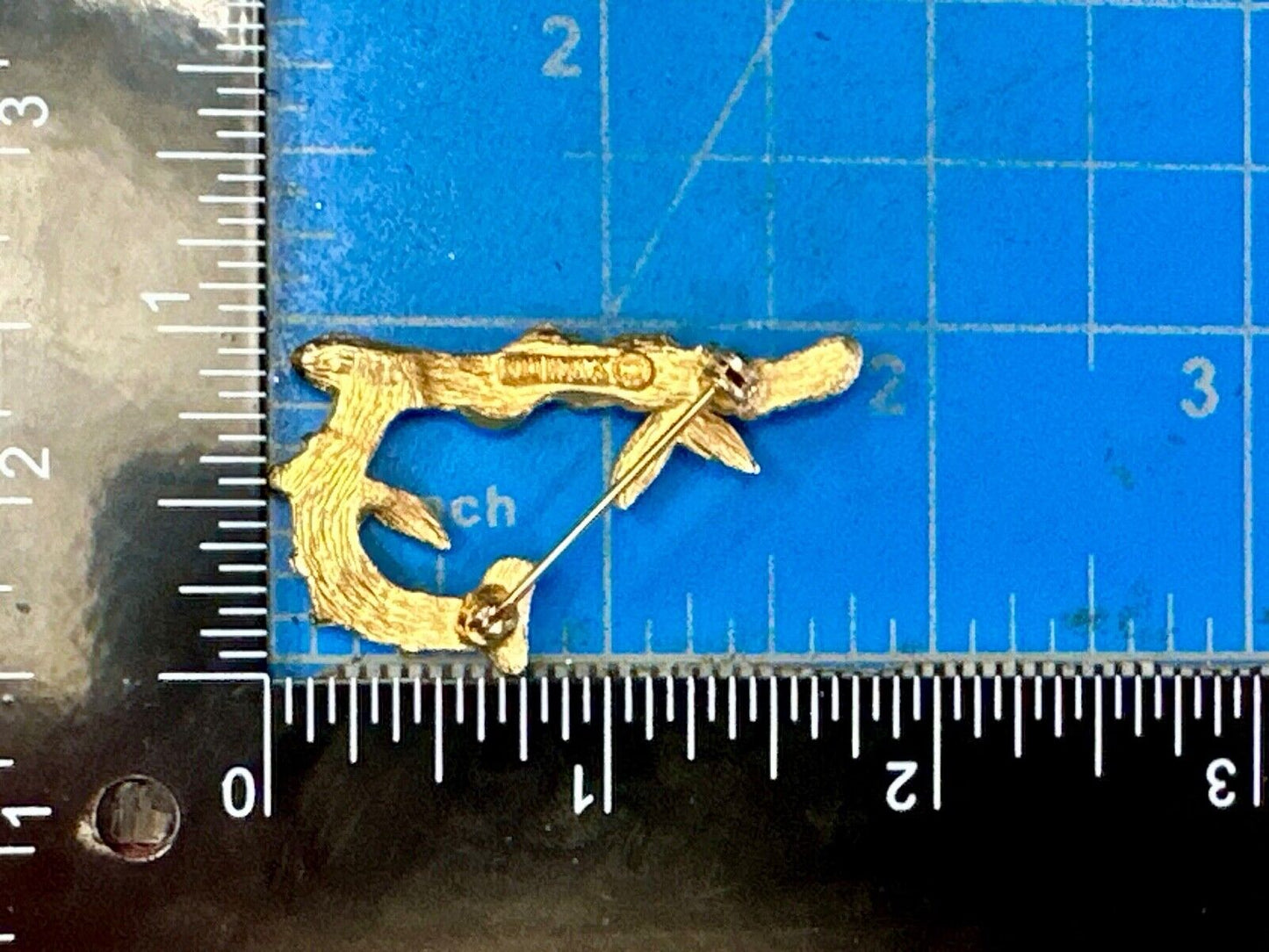 BAMBOO TWIG LETTER INITIAL " R " VINTAGE SARAH COVENTRY GOLDTONE BROOCH PIN