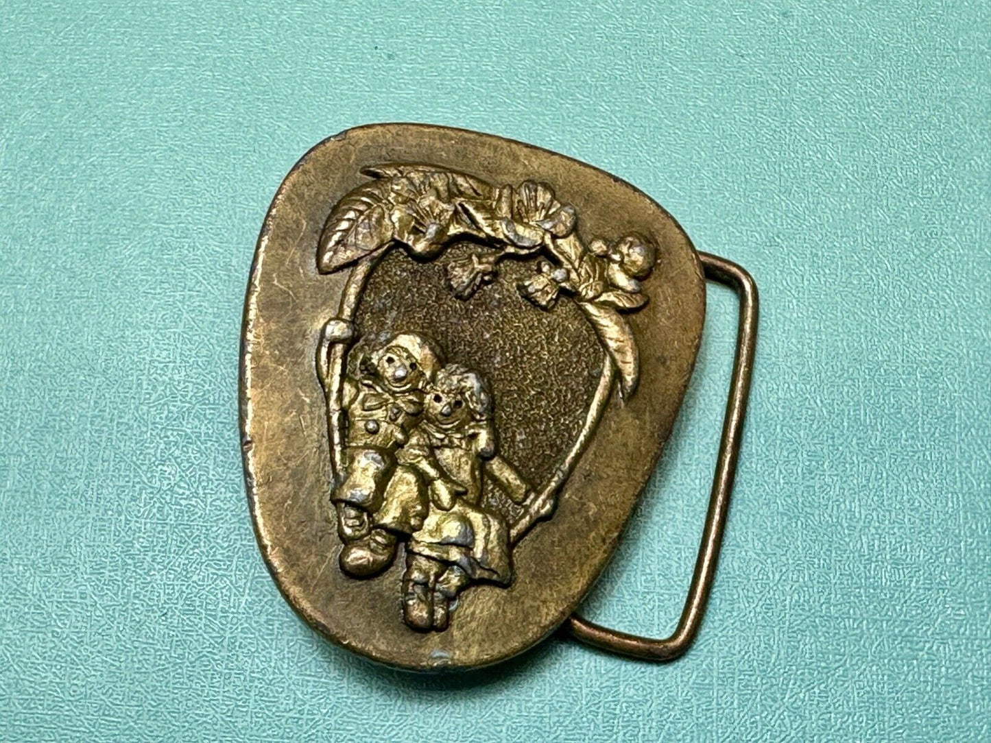 Adorable Raggedy Ann and Andy kids couple Vintage 1976 belt buckle B-98