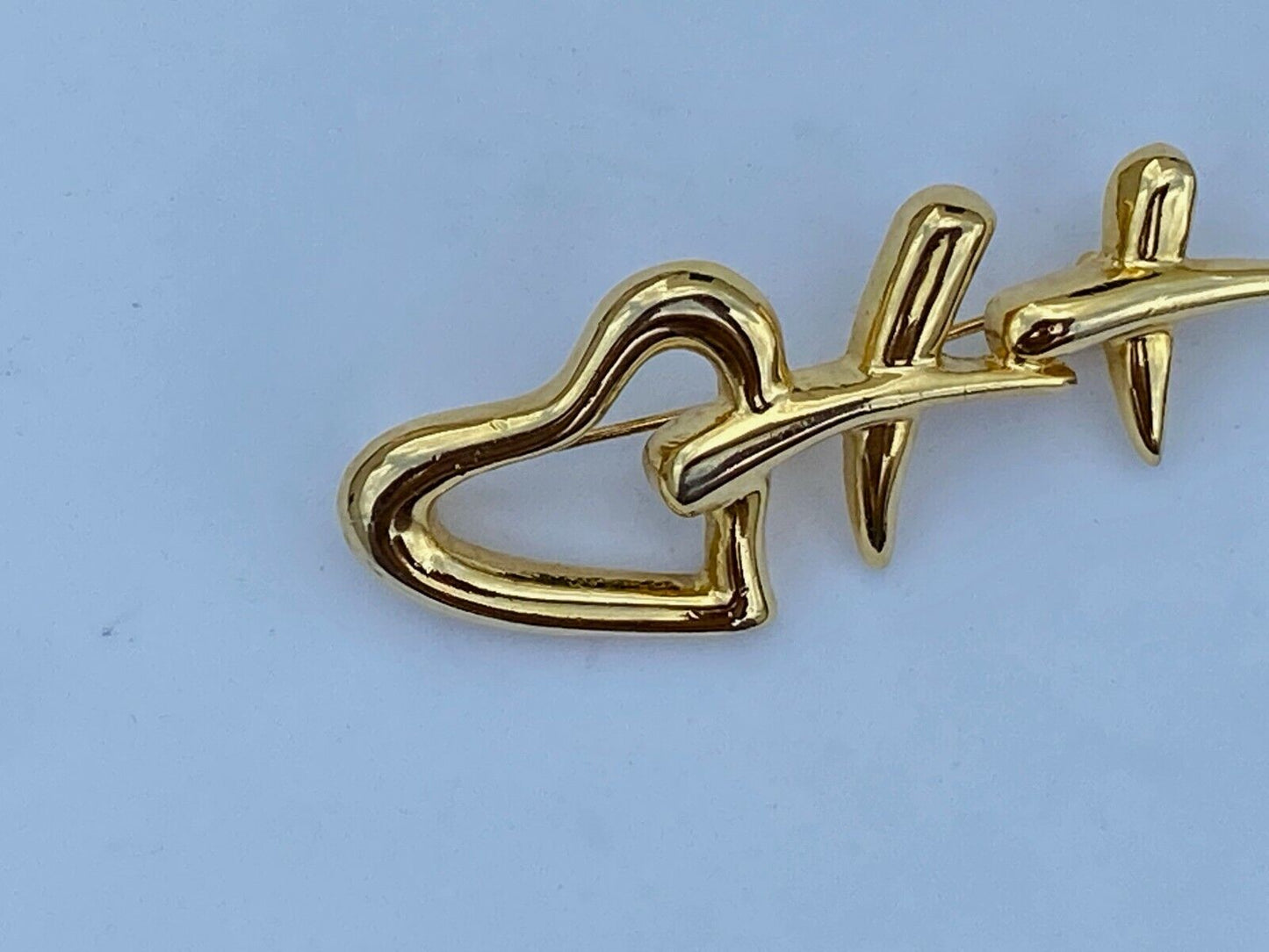 Vintage Aai Singed Gold Tone Heart Rhinestone Cut Out Kisses Brooch