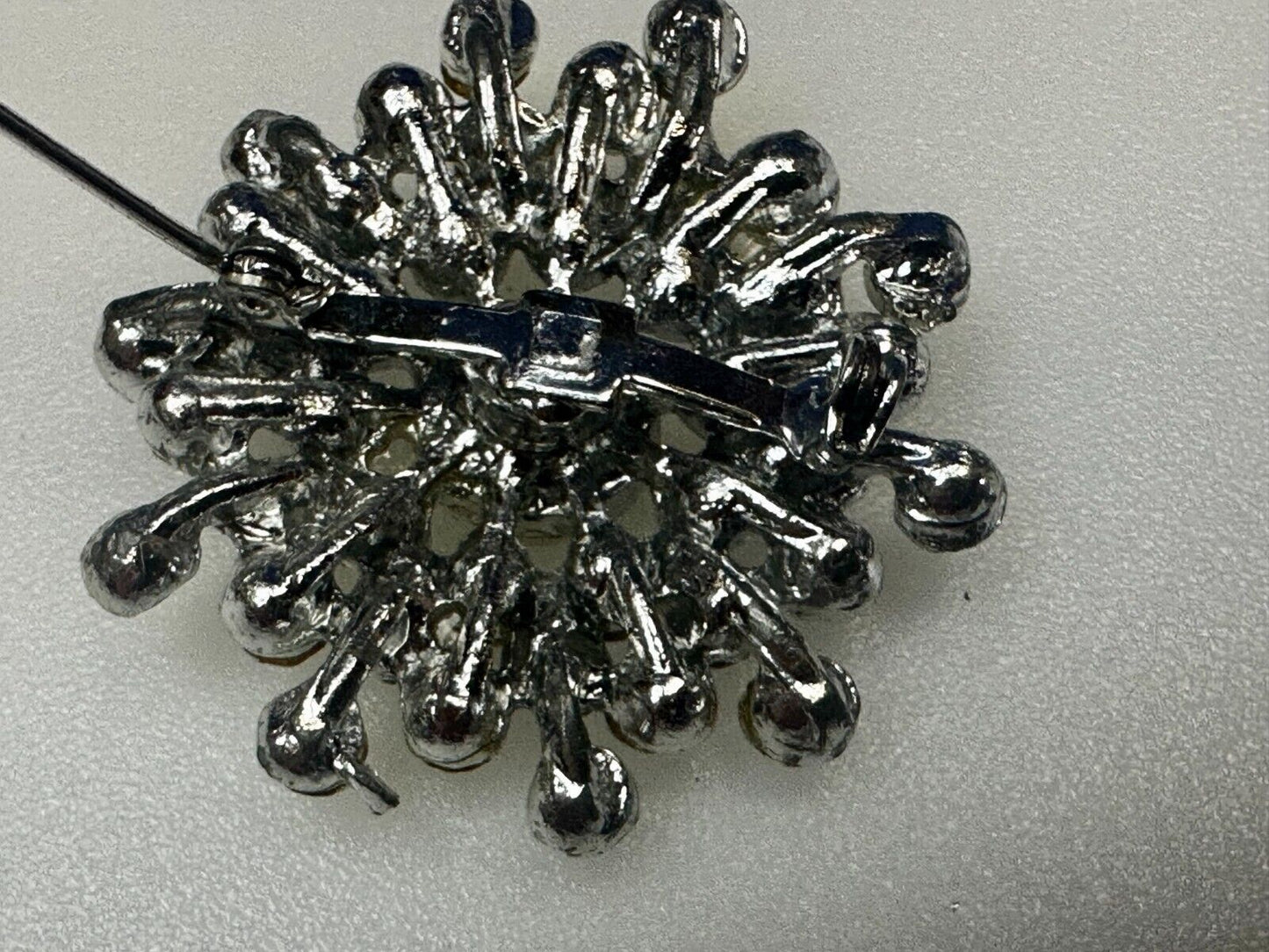 Beautiful Round Flower Shaped Rhinestone Cluster Silver Tone Brooch Pin