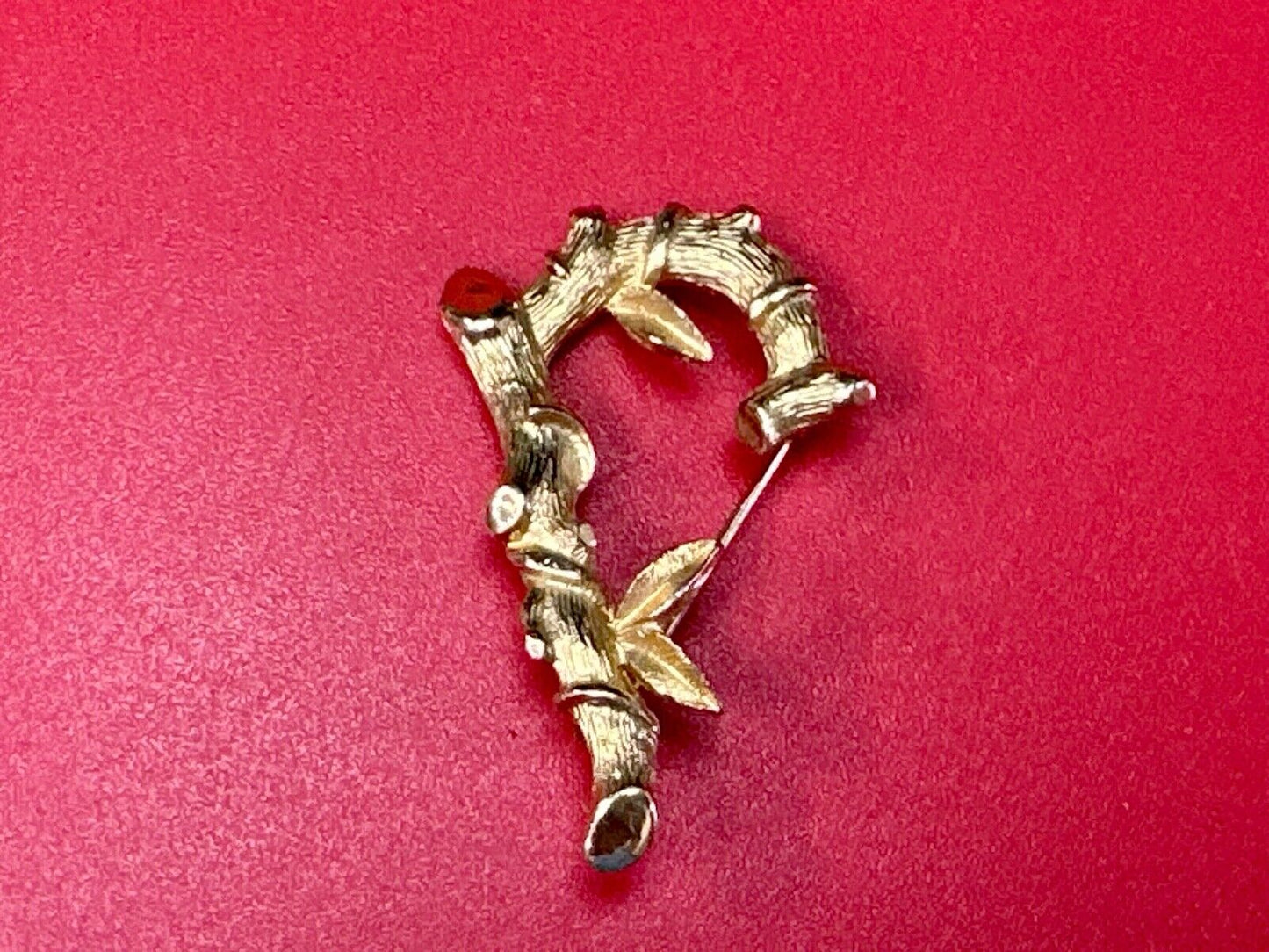 BAMBOO TWIG LETTER INITIAL " R " VINTAGE SARAH COVENTRY GOLDTONE BROOCH PIN