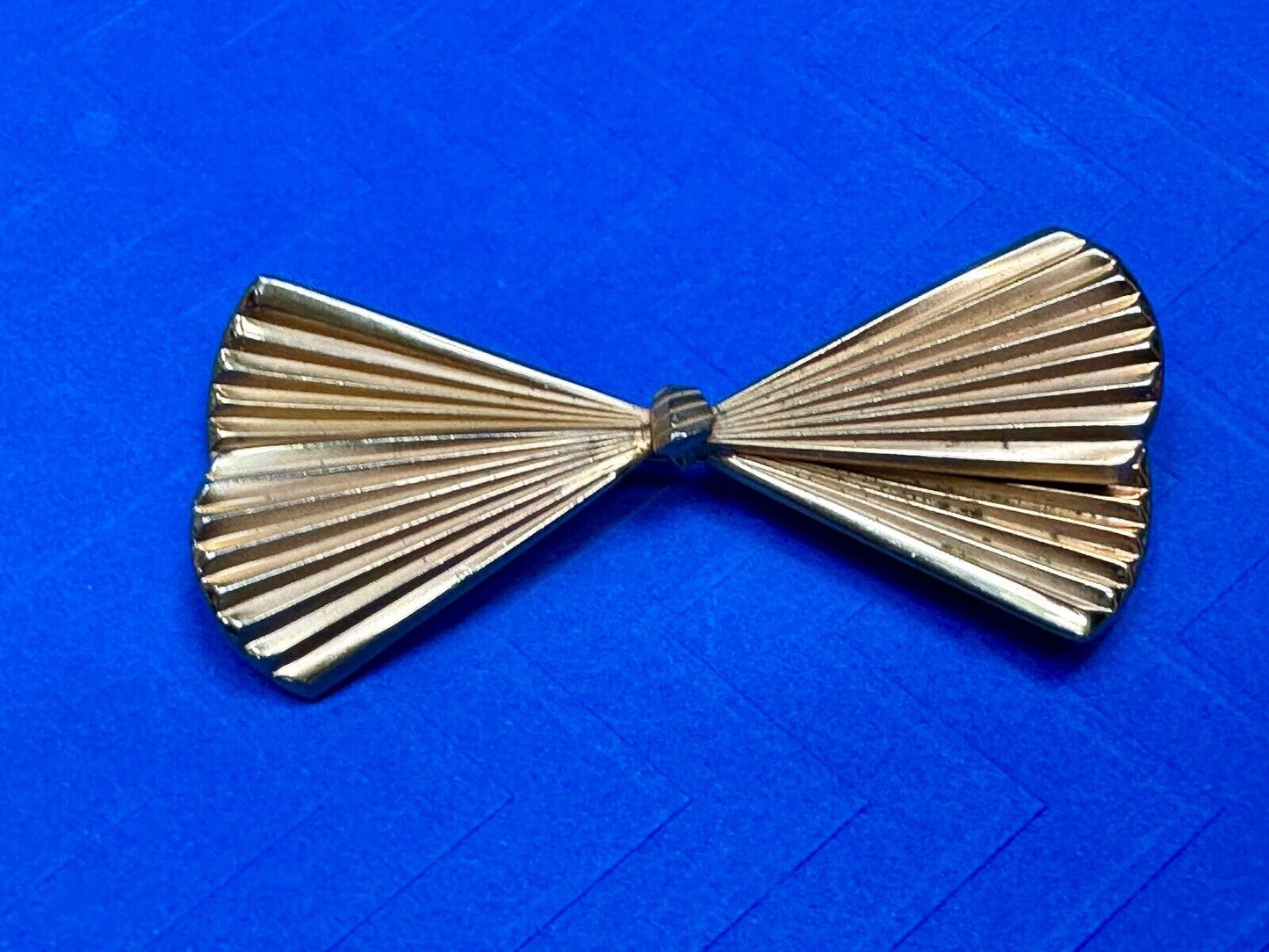 Beautiful gold tone FAN or Bow Tie pattern Giovanni signed Vintage Brooch Pin