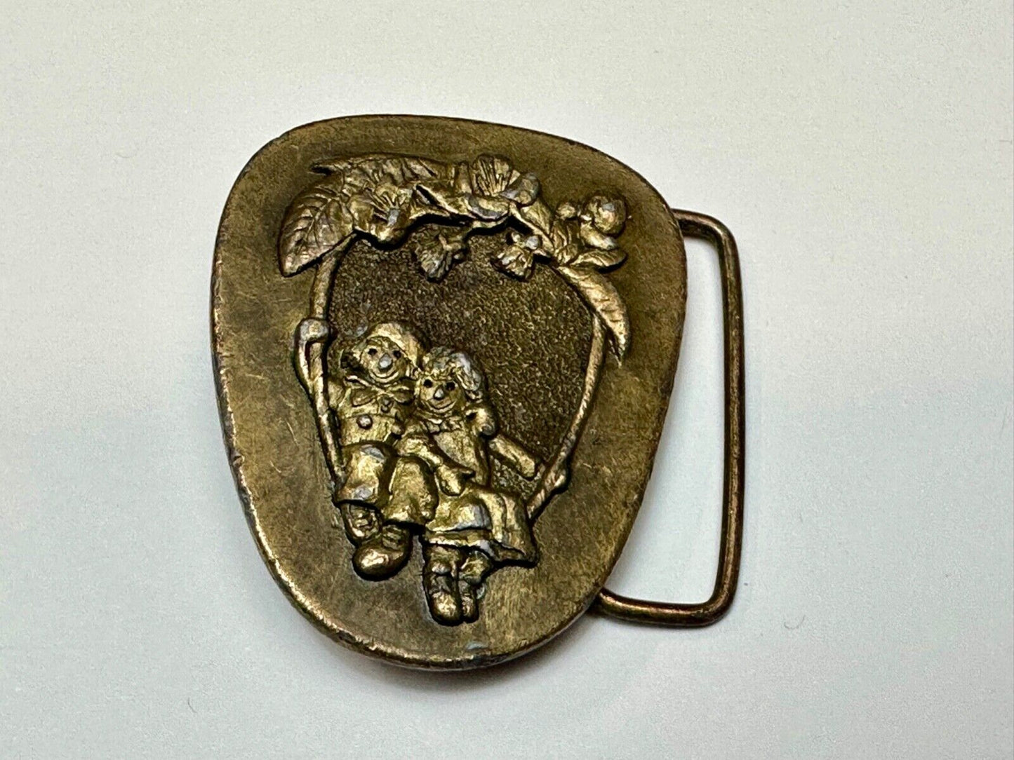 Adorable Raggedy Ann and Andy kids couple Vintage 1976 belt buckle B-98