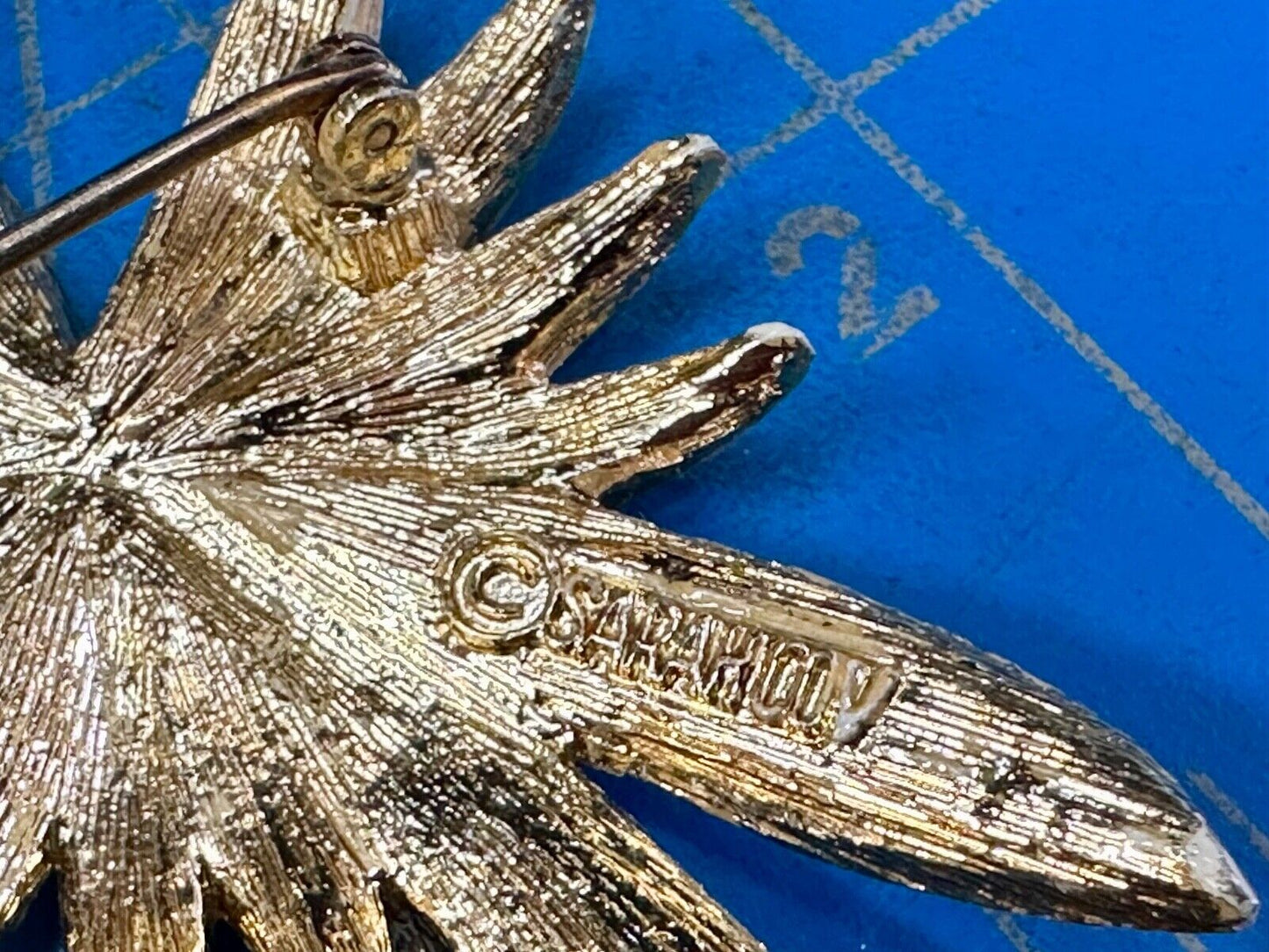 vintage Brushed gold tone starburst floral theme Sarah Coventry brooch pin