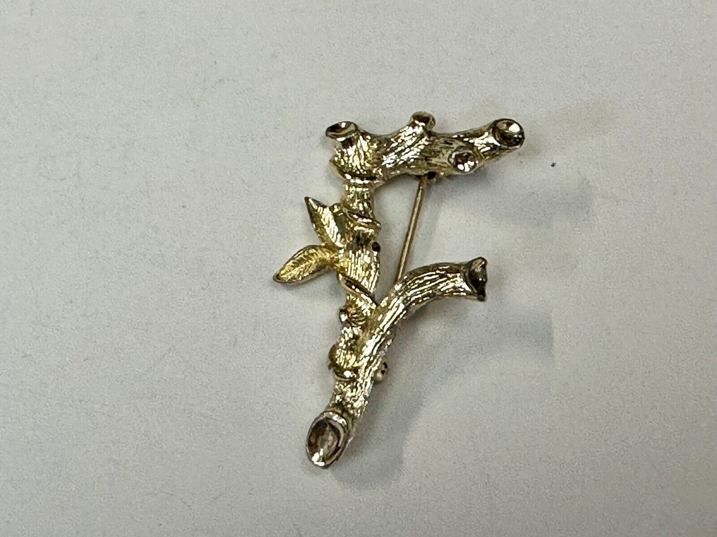 BAMBOO TWIG LETTER INITIAL " F " VINTAGE SARAH COVENTRY GOLDTONE BROOCH PIN