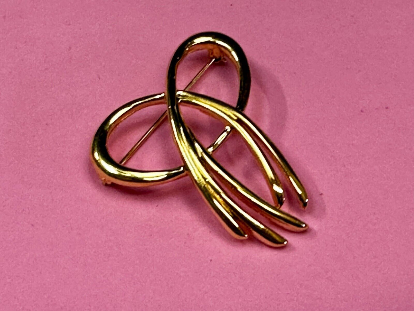Beautiful Ribbon Looped Bow Gold Tone Vintage Brooch Pin Signed by Trifari