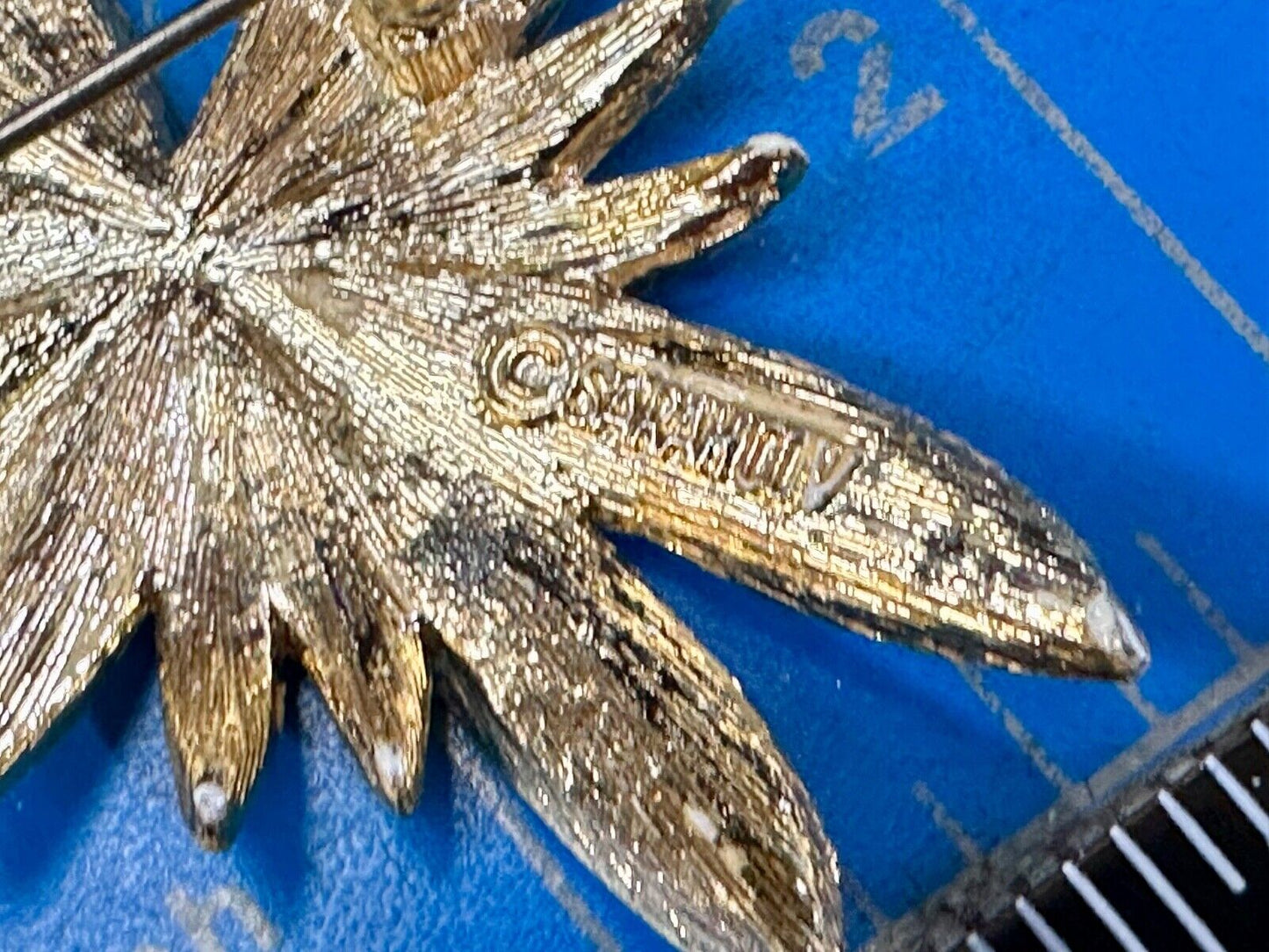 vintage Brushed gold tone starburst floral theme Sarah Coventry brooch pin