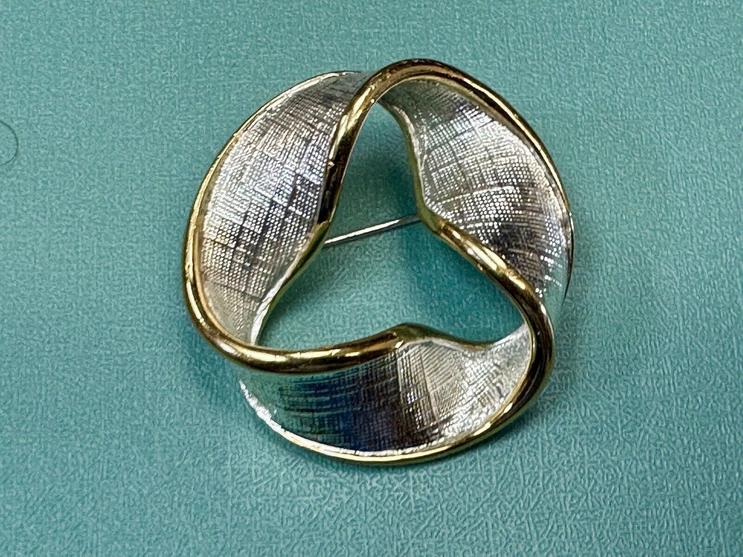 Twisted circle pattern Napier signed vintage two tone brooch pin