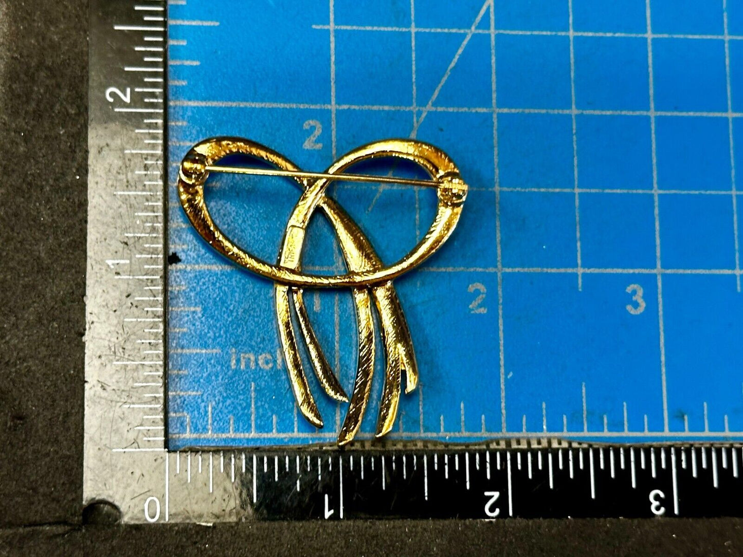 Beautiful Ribbon Looped Bow Gold Tone Vintage Brooch Pin Signed by Trifari