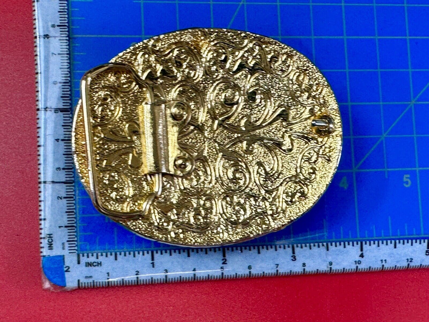 Beautiful chunky goldtone flower centerpiece in rhinestone accented belt buckle
