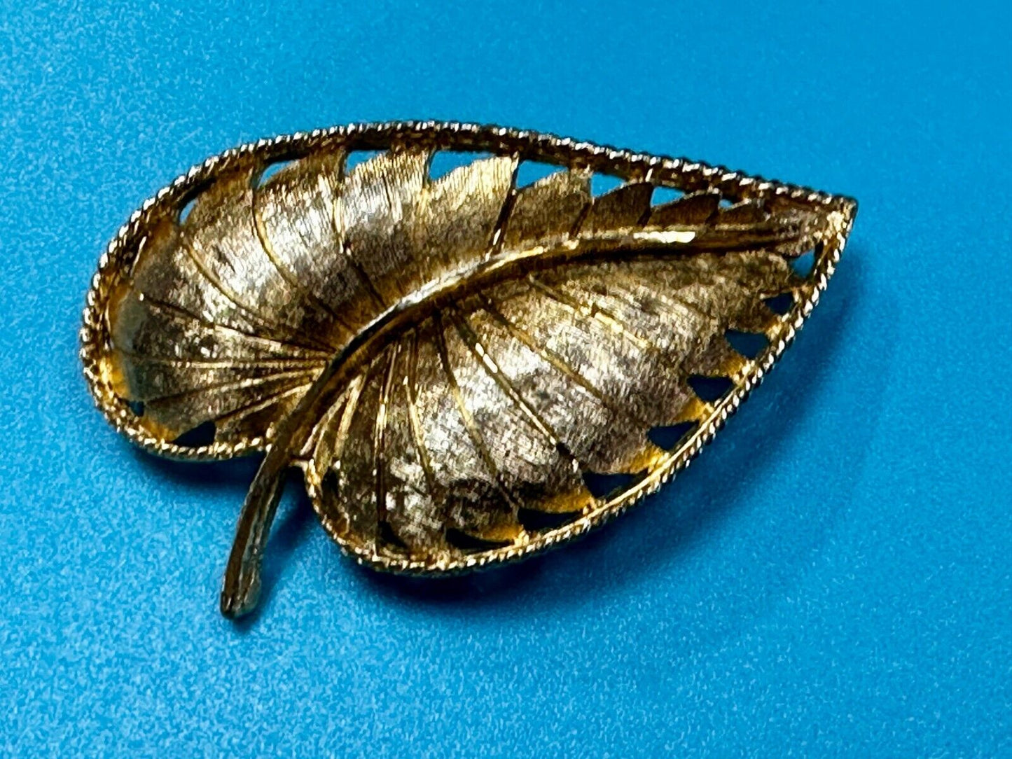 Beautiful Leaf Shaped Large 2.5" wide! Gold Tone Brooch Pin Signed BSK