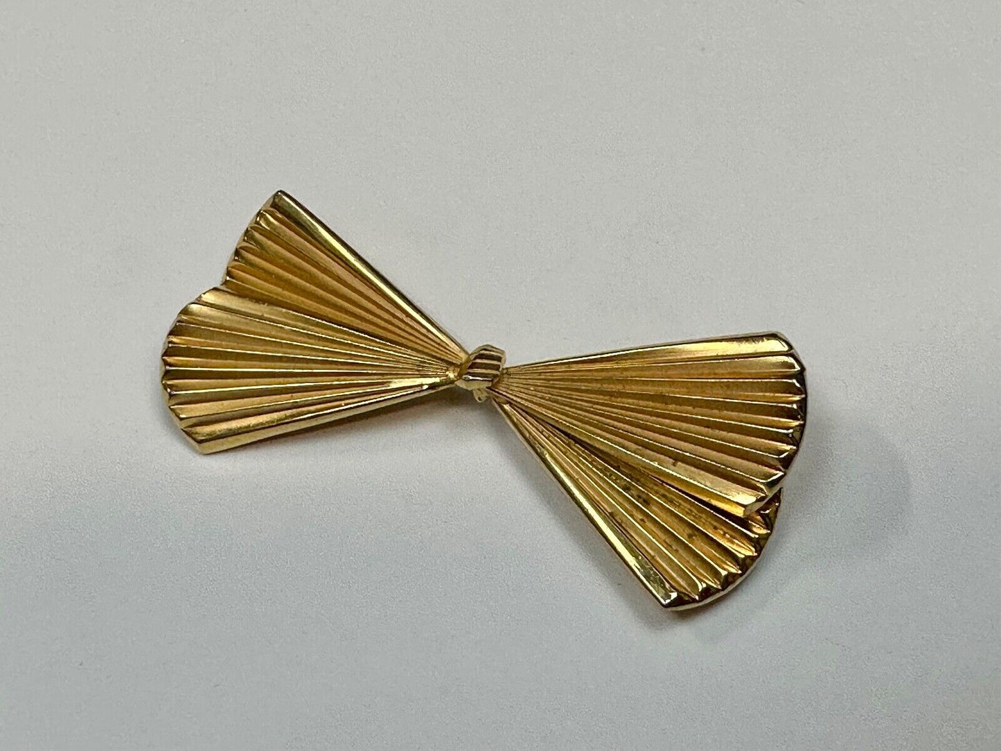 Beautiful gold tone FAN or Bow Tie pattern Giovanni signed Vintage Brooch Pin
