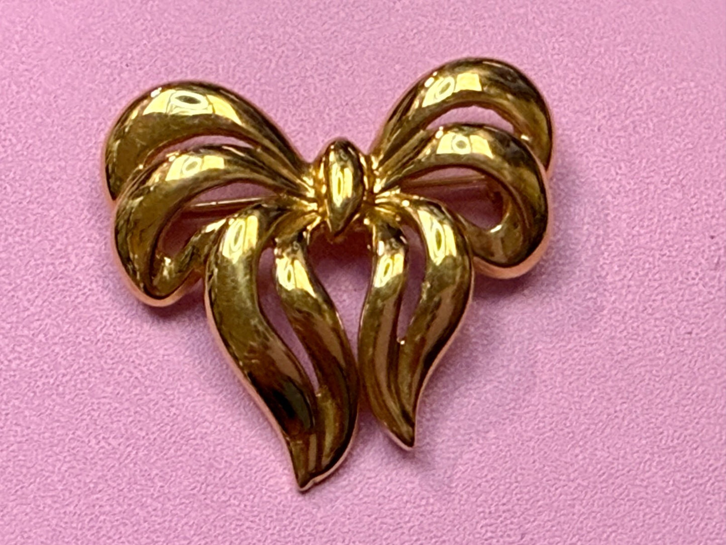 Beautiful Ribbon Bow Shaped Vintage Gold Tone Brooch Pin Signed Napier