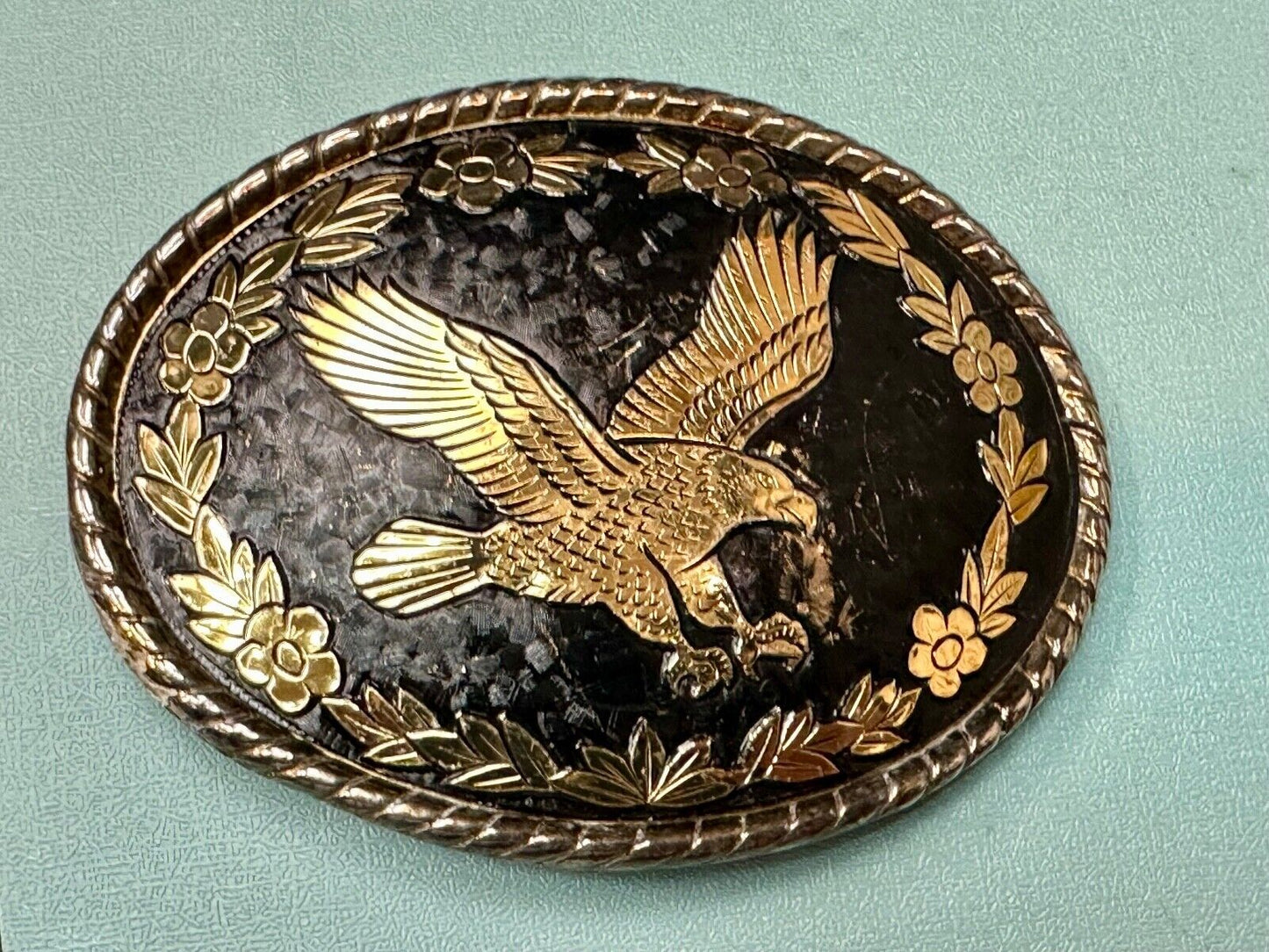 unique flying hunting diving EAGLE on western gold & black color belt buckle - W