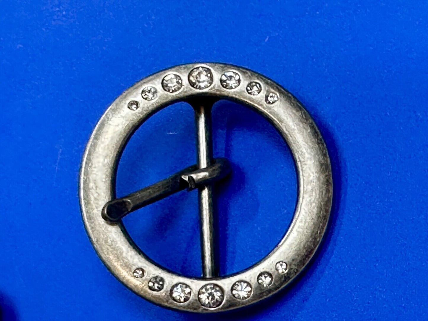 2" Round silver tone belt buckle with graduated rhinestone sized