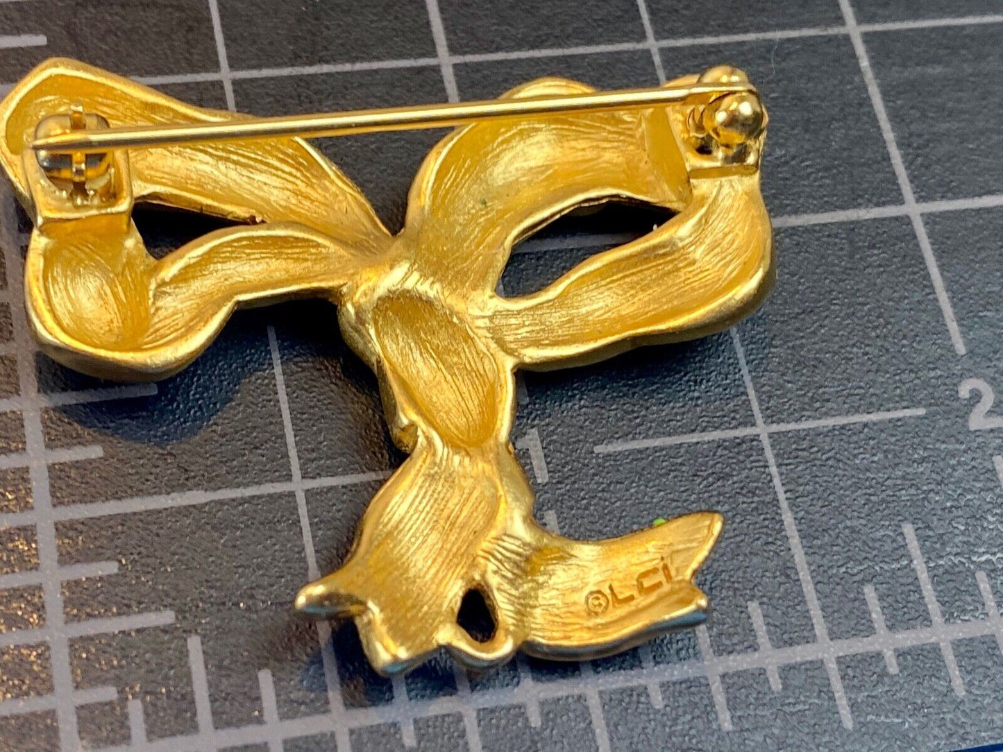 Beautiful LC Signed Brooch Pin Gold tone bow -. Amazing detail! Liz Claiborne