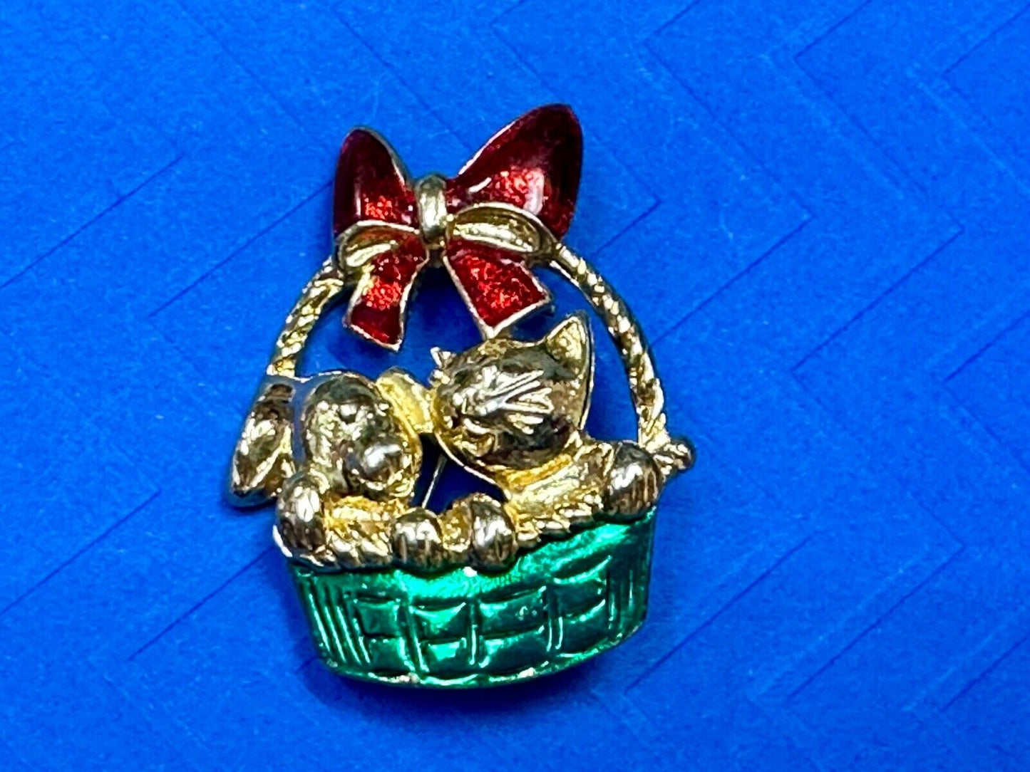 Vintage Christmas Kitten in Basket Green Red Gold Tone Holiday Brooch Pin
