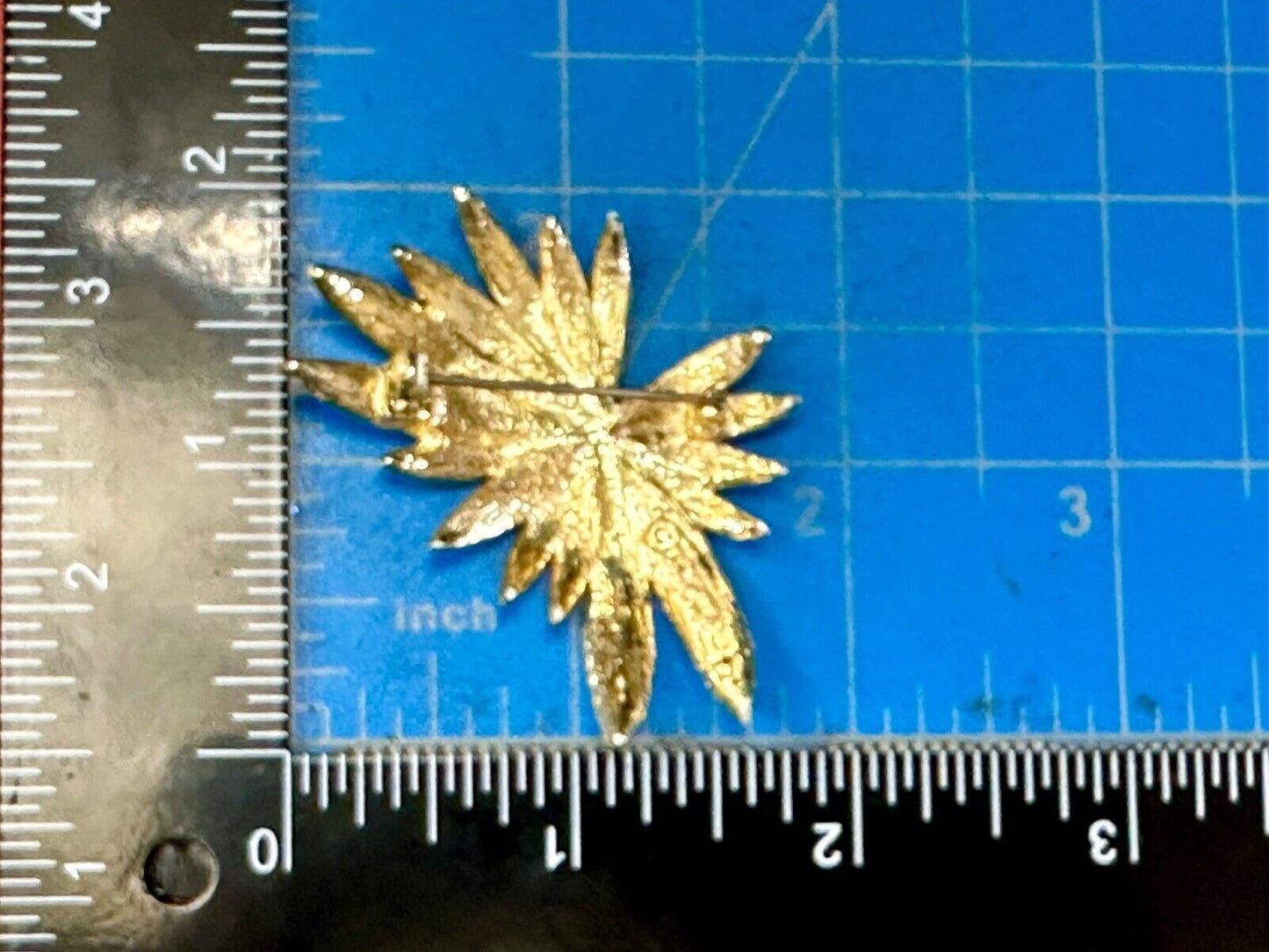 vintage Brushed gold tone starburst floral theme Sarah Coventry brooch pin