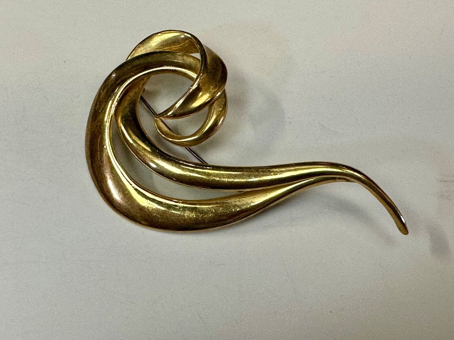 Avon signed gold tone abstract swirl check mark vintage brooch pin