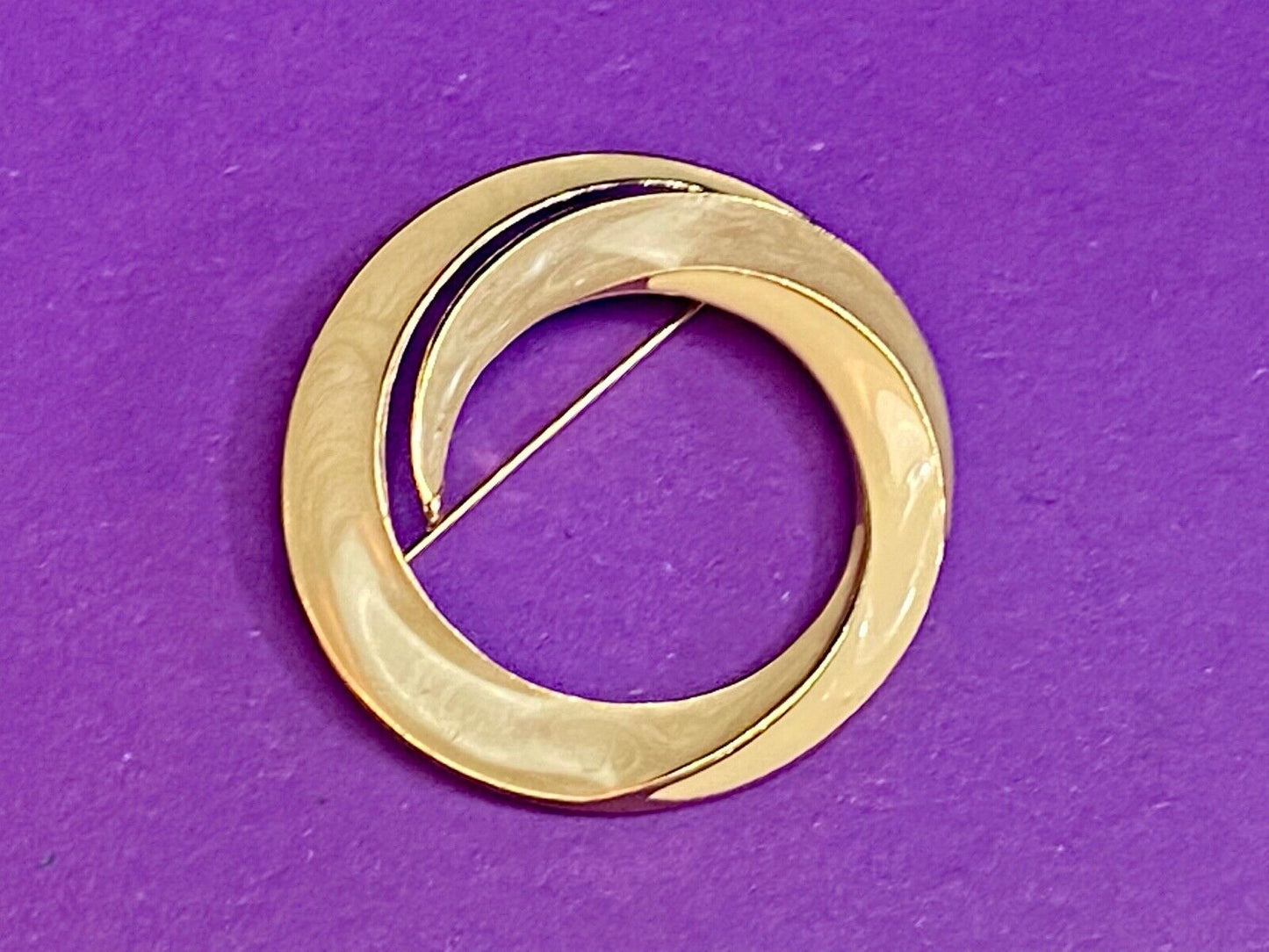 Vintage Trifari Brooch Pin Taupe Beige Cream Nude Enamel Swirl Circle Gold Tone