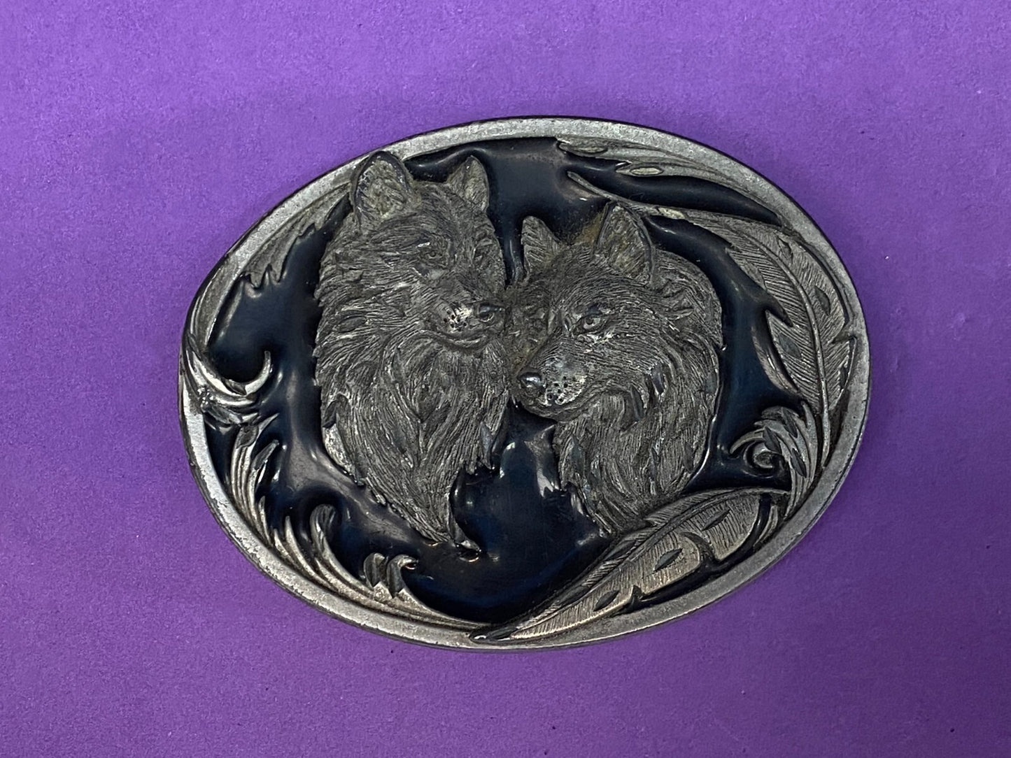 Two Wolves Native American Indian Feathers Vintage 1997 Siskiyou Belt Buckle O-3