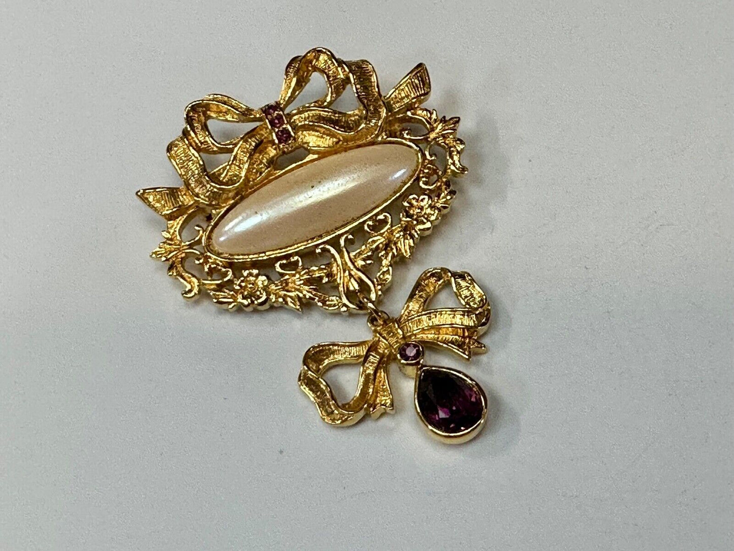 AVON Romantic Style 90s Pearl Color Costume Amethyst Drop Gold Tone Brooch pin