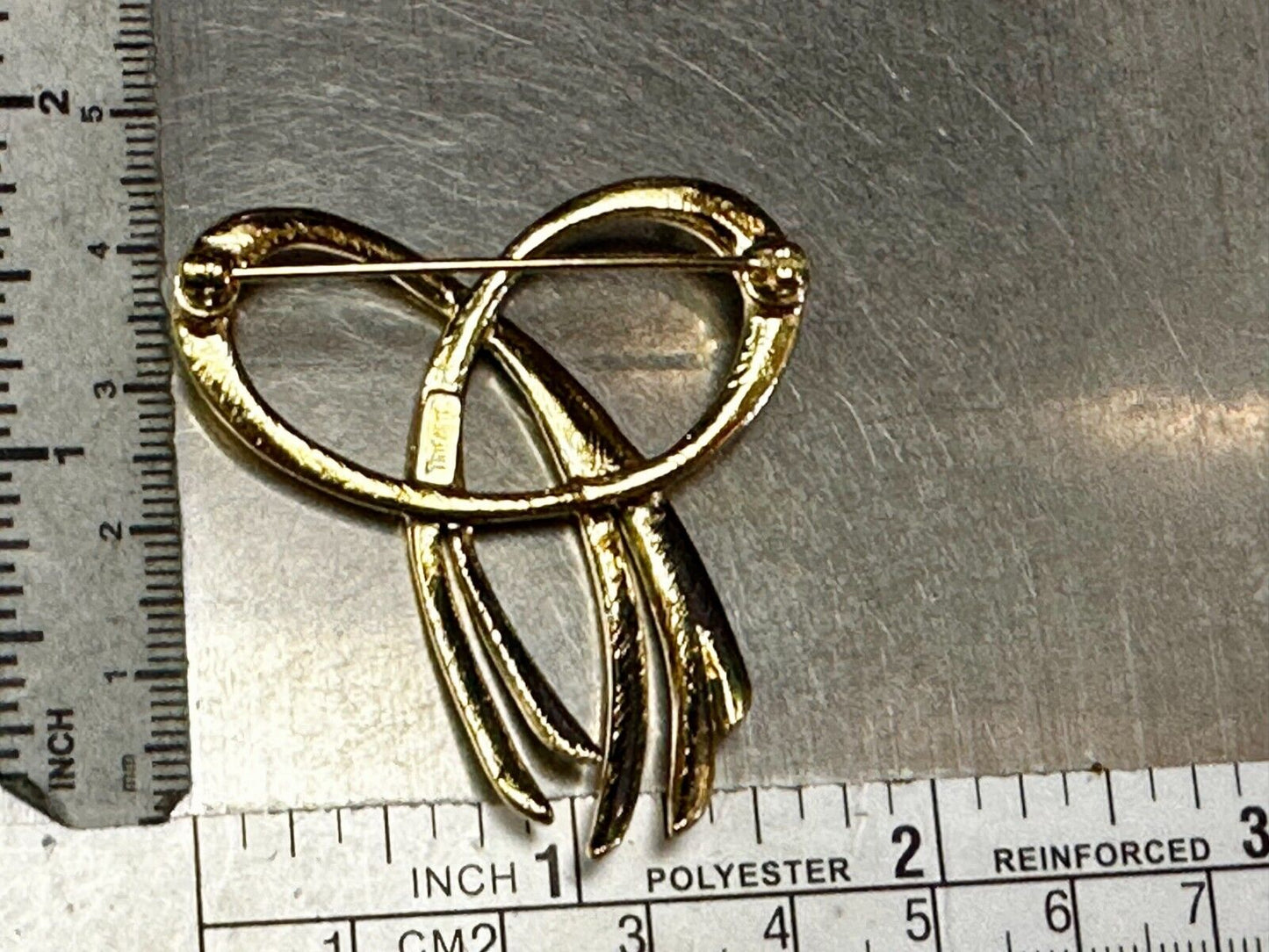 Beautiful Ribbon Looped Bow Gold Tone Vintage Brooch Pin Signed by Trifari