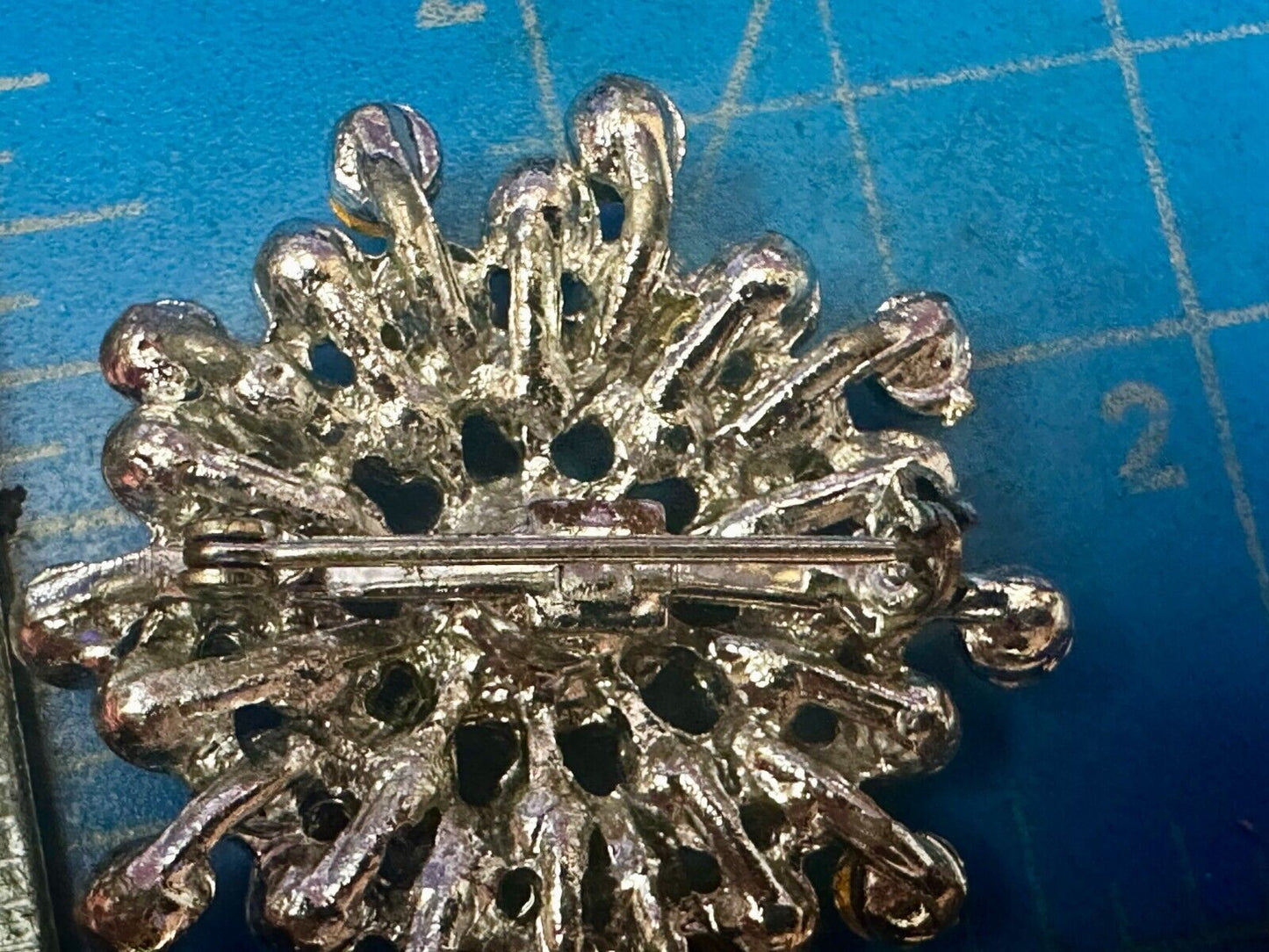 Beautiful Round Flower Shaped Rhinestone Cluster Silver Tone Brooch Pin