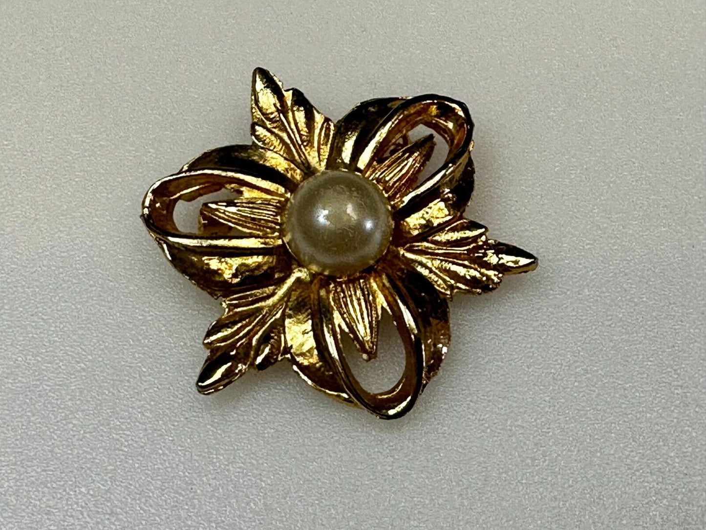 Beautiful Flower W/ Faux? Pearl Center Openwork Gold Tone Brooch Pin Marked 1100