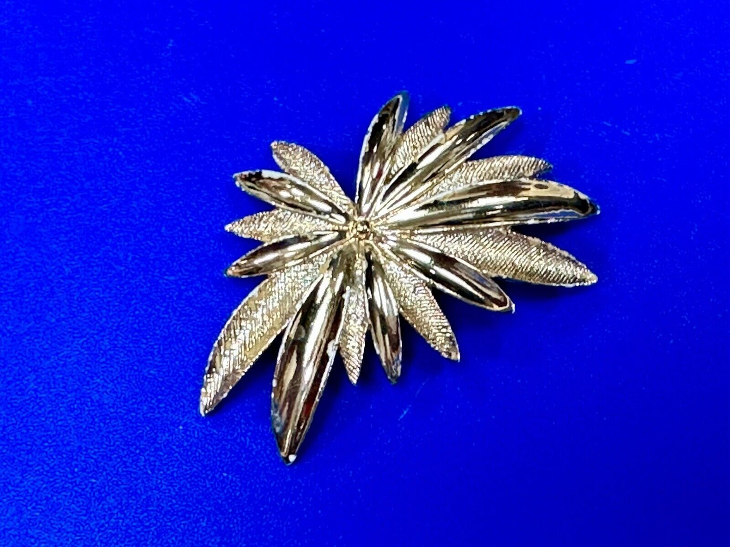 vintage Brushed gold tone starburst floral theme Sarah Coventry brooch pin
