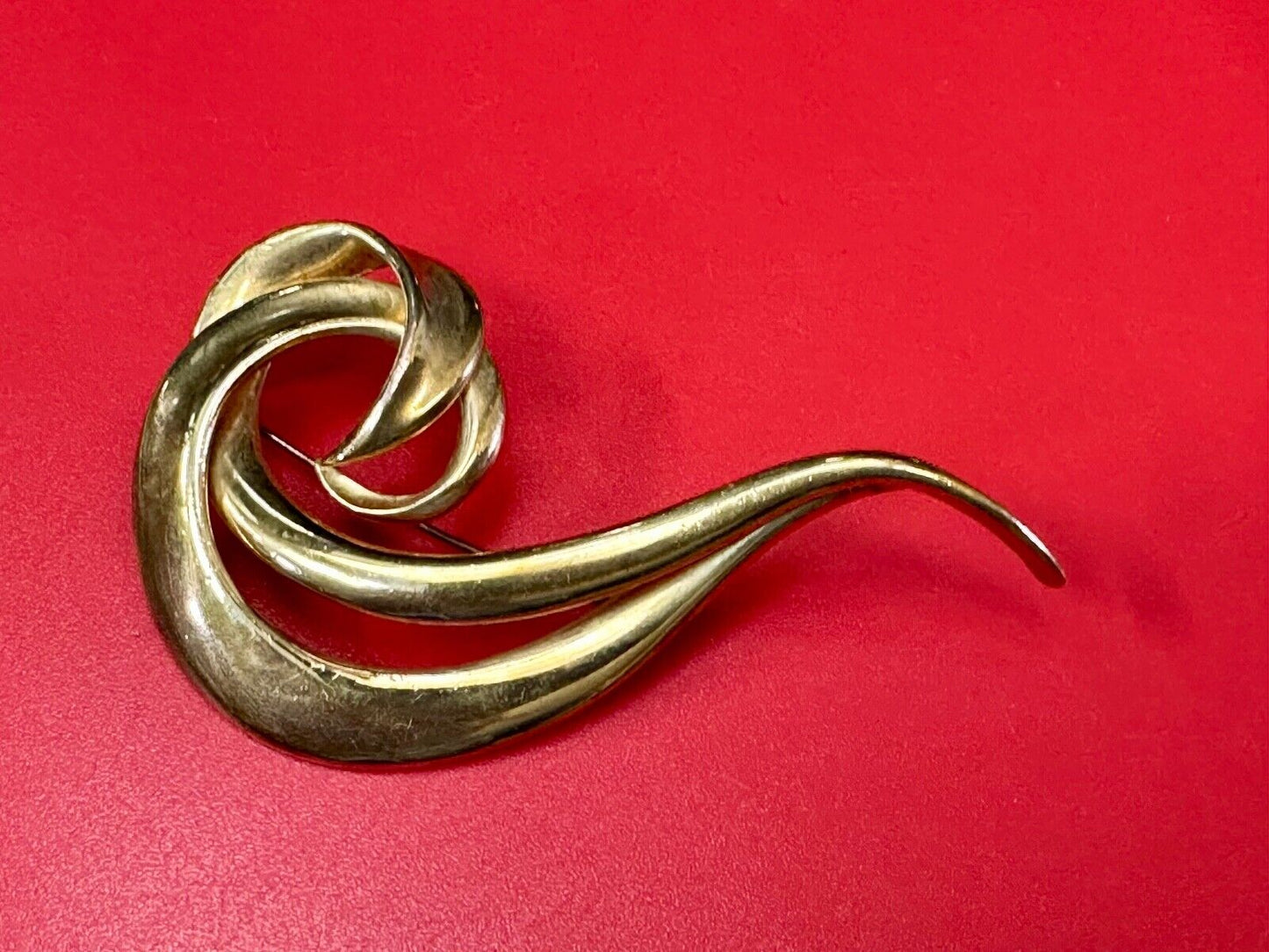 Avon signed gold tone abstract swirl check mark vintage brooch pin