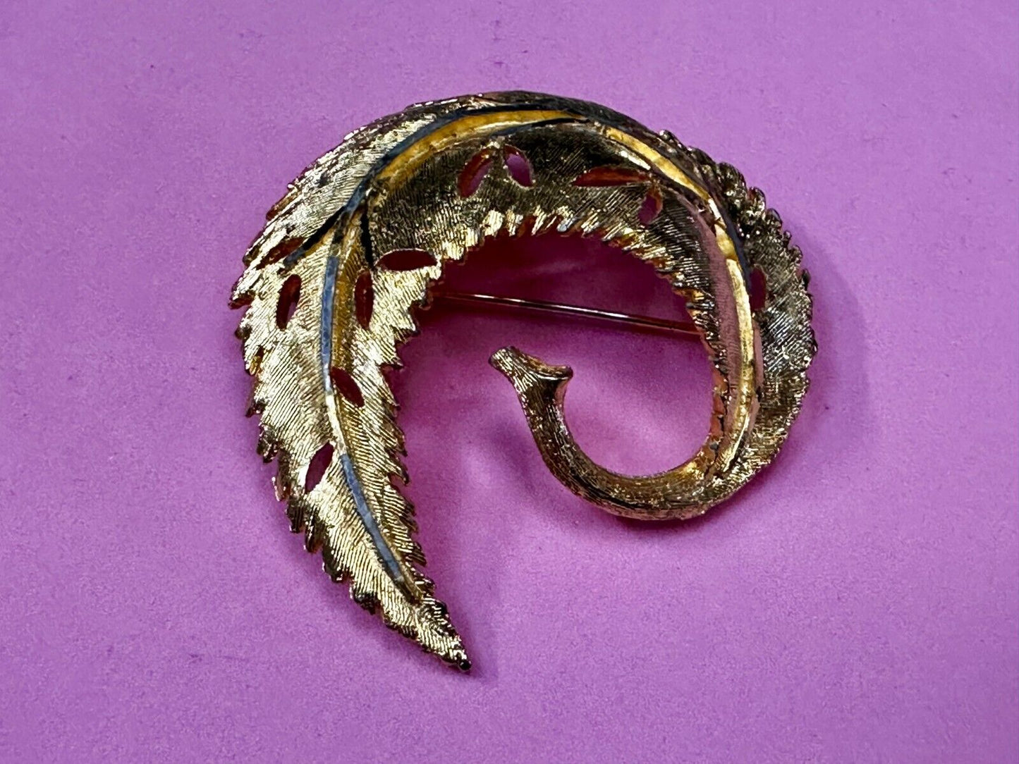 Swirl Curved Leaf Feather Design Gold Tone Vintage Brooch Pin Signed BSK