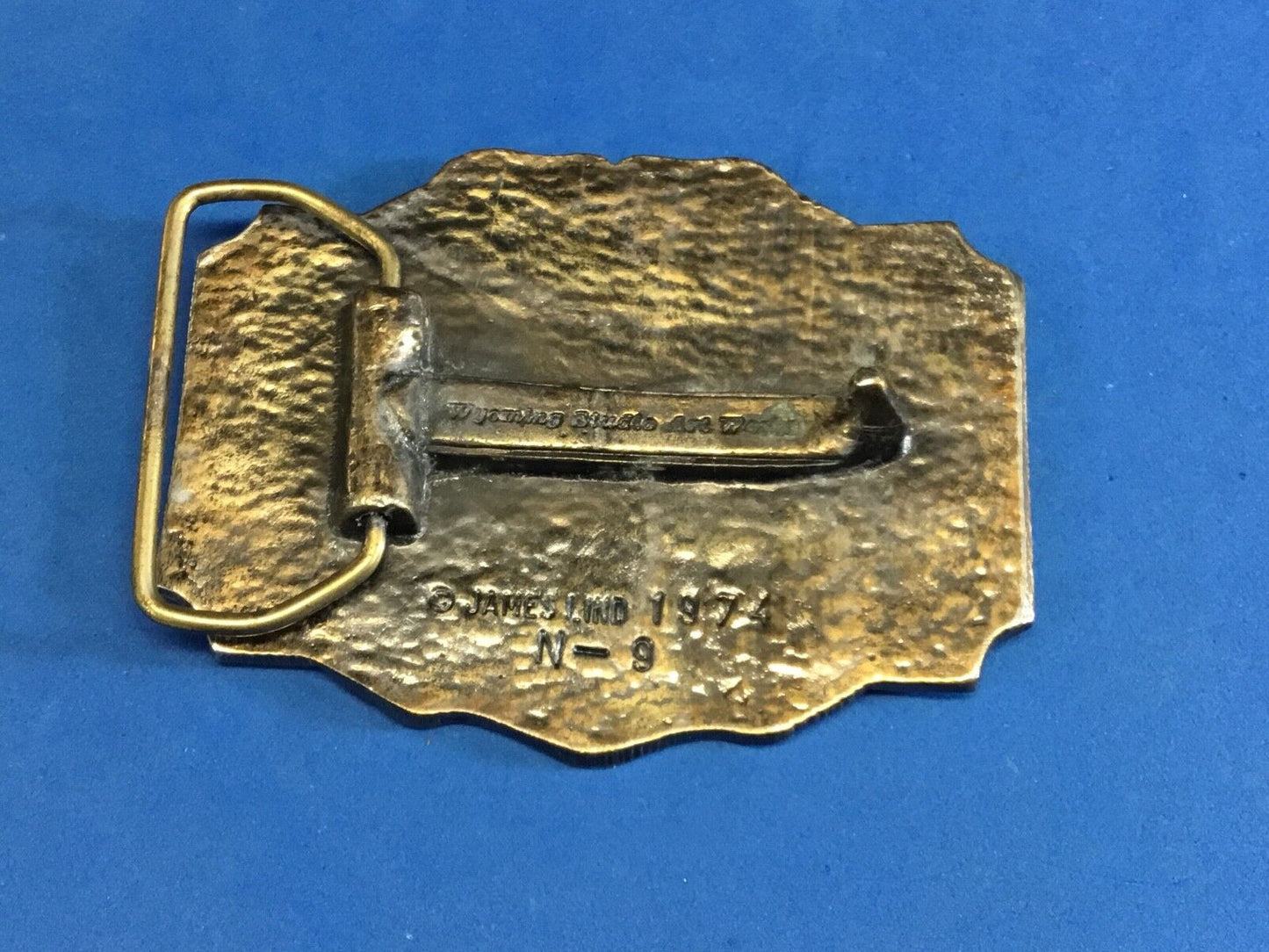 VINTAGE 1974 - WYOMING STUDIO Deer / BUCK in nature BELT BUCKLE - by JAMES LIND