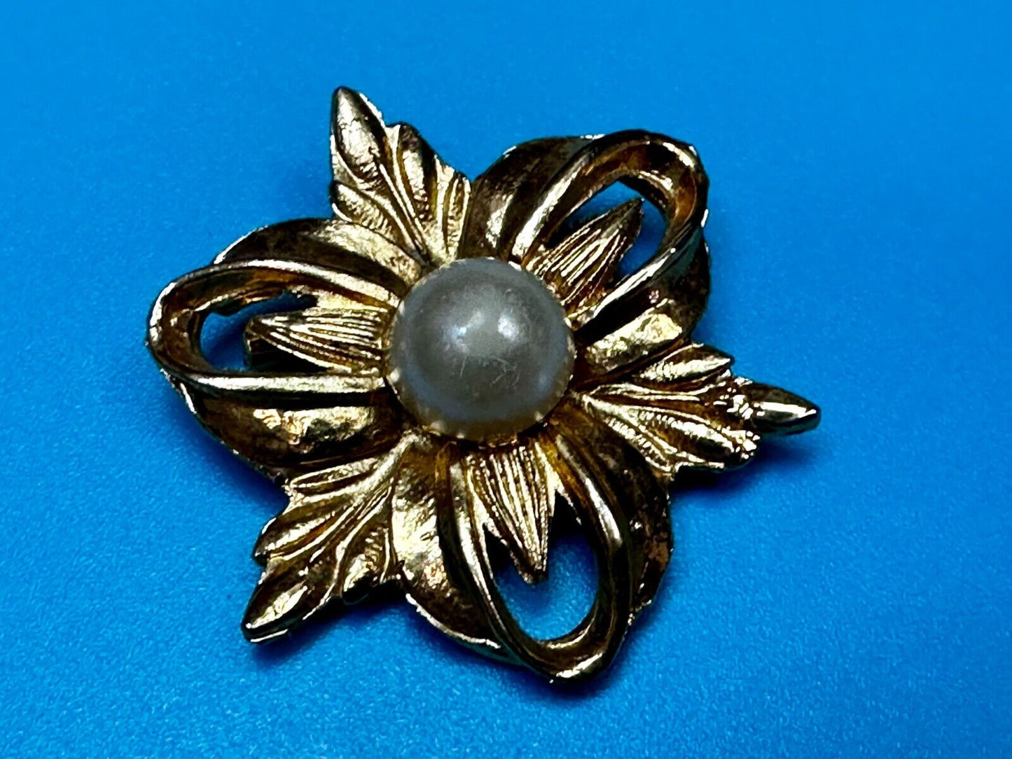 Beautiful Flower W/ Faux? Pearl Center Openwork Gold Tone Brooch Pin Marked 1100