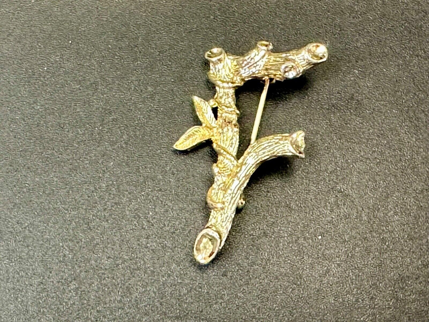 BAMBOO TWIG LETTER INITIAL " F " VINTAGE SARAH COVENTRY GOLDTONE BROOCH PIN