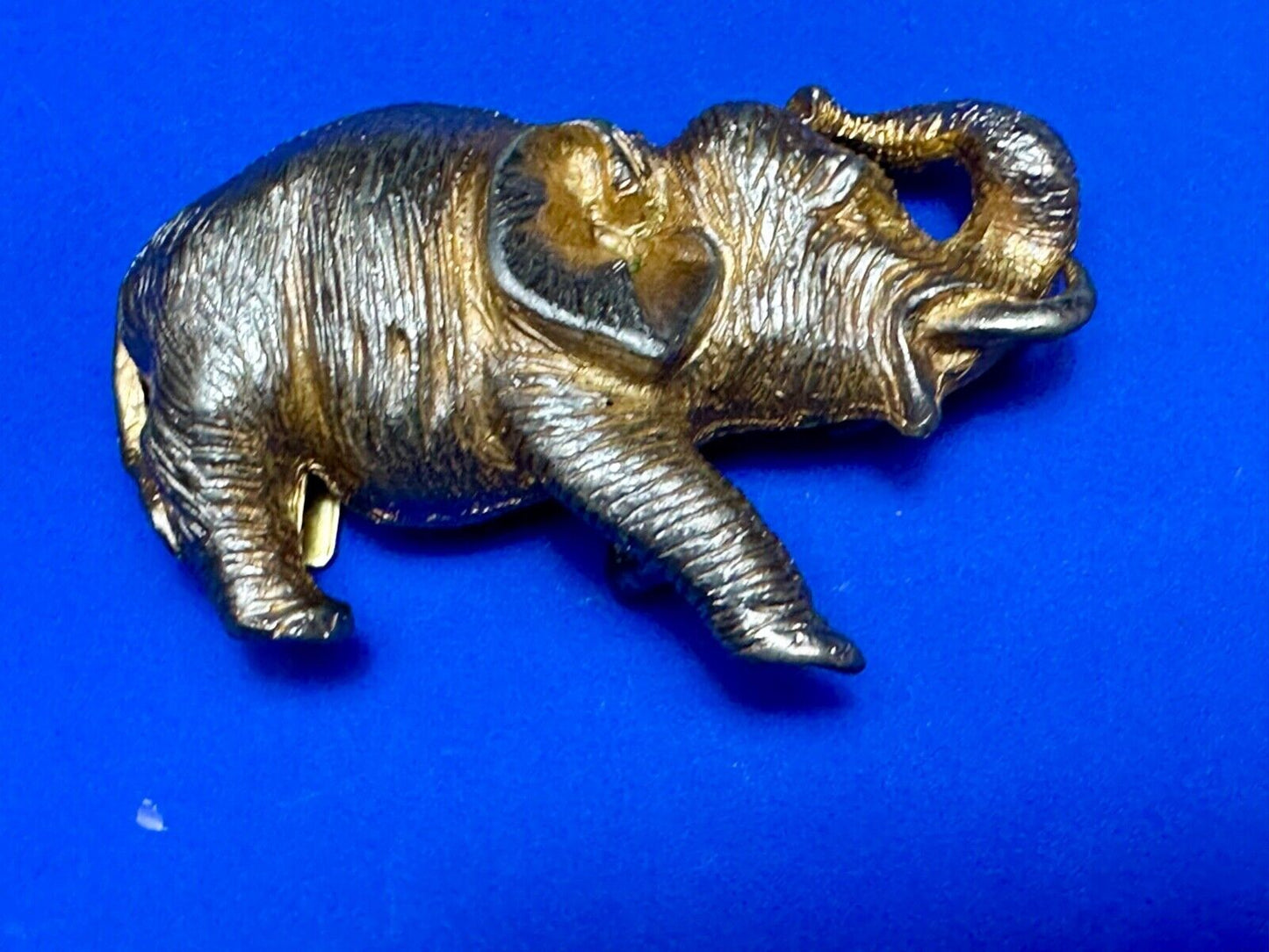 Adorable happy ELEPHANT lucky snout up! -gold tone Vintage belt buckle