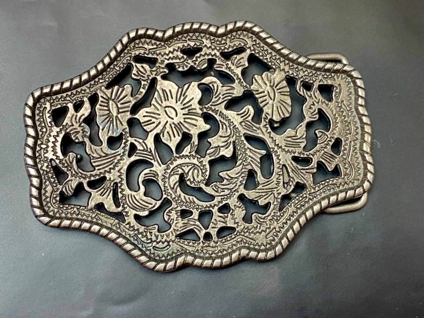 Beautiful Silver Tone see though flower pattern western belt buckle rope boarder