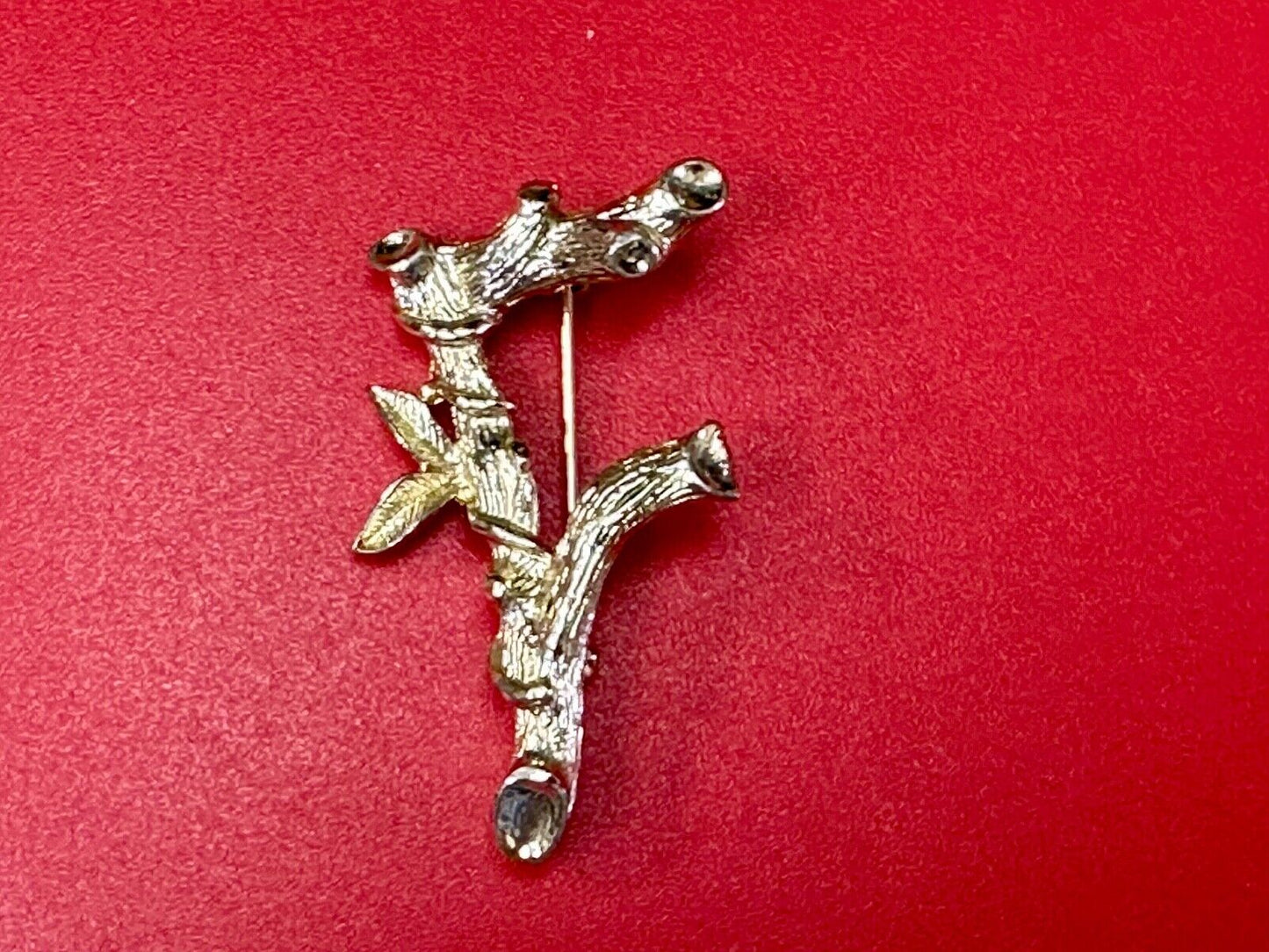 BAMBOO TWIG LETTER INITIAL " F " VINTAGE SARAH COVENTRY GOLDTONE BROOCH PIN