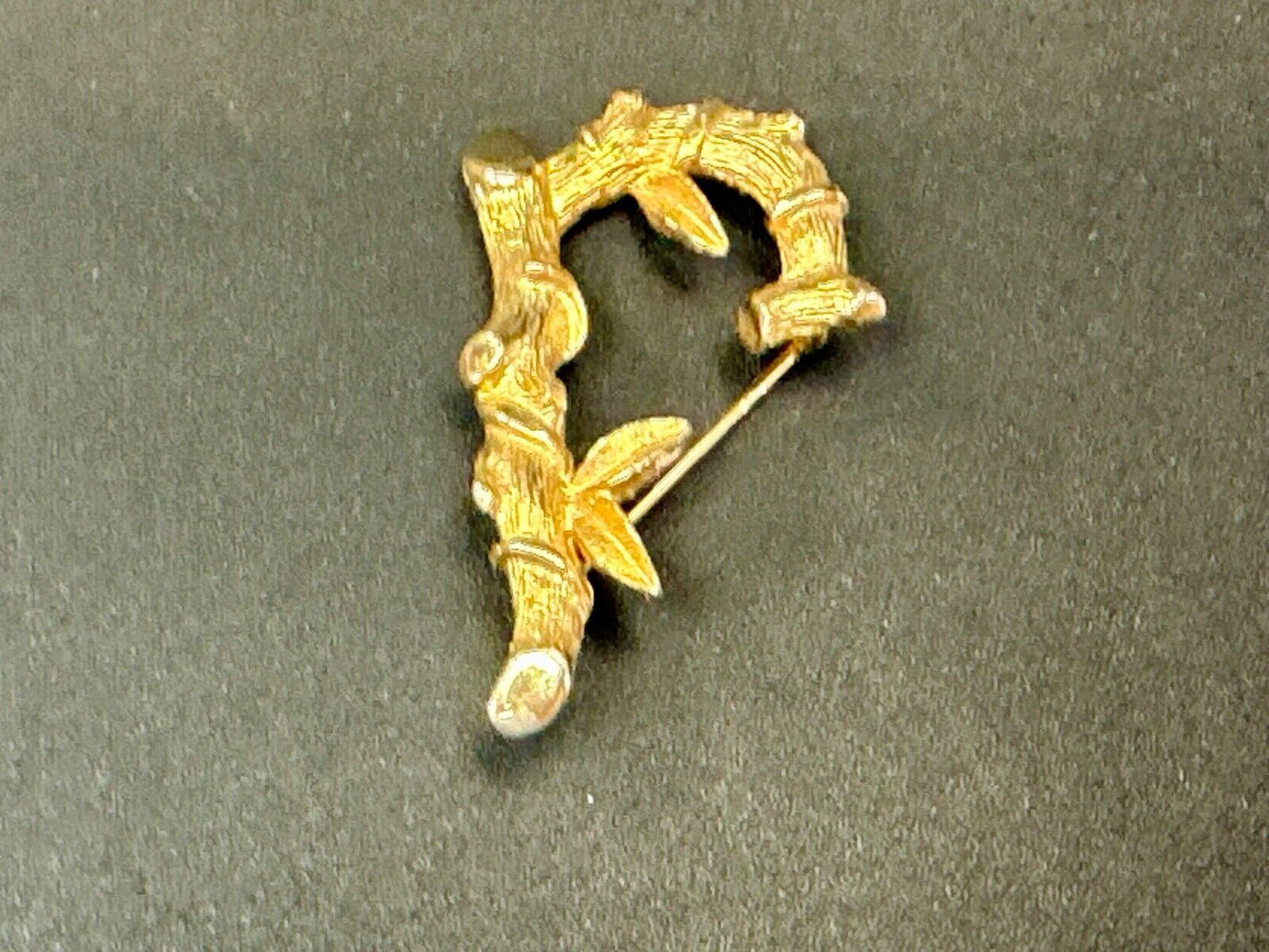 BAMBOO TWIG LETTER INITIAL " R " VINTAGE SARAH COVENTRY GOLDTONE BROOCH PIN