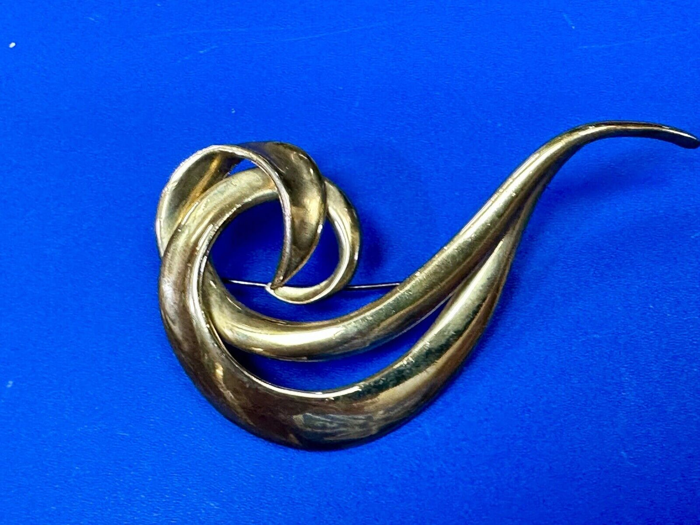 Avon signed gold tone abstract swirl check mark vintage brooch pin