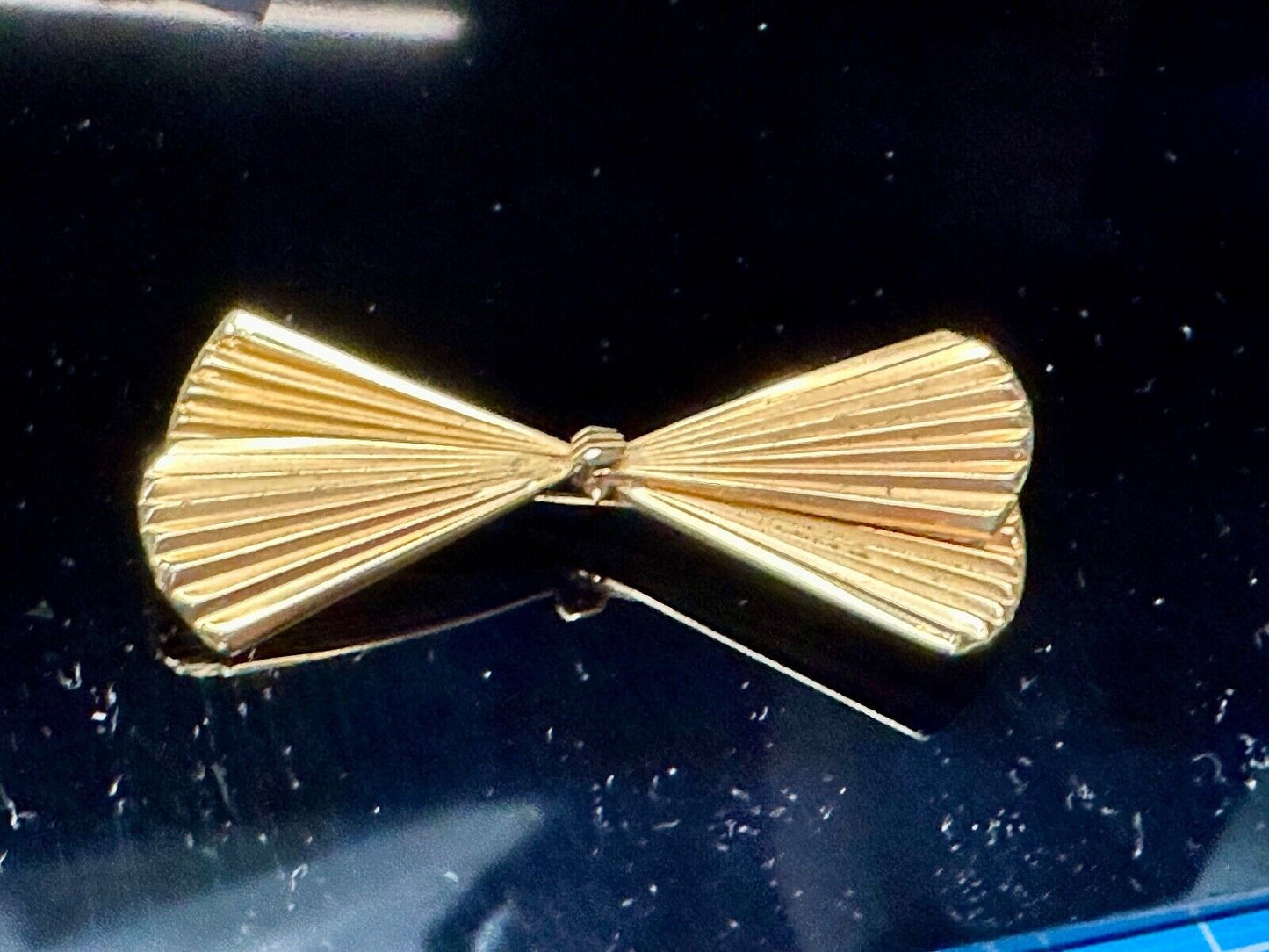 Beautiful gold tone FAN or Bow Tie pattern Giovanni signed Vintage Brooch Pin