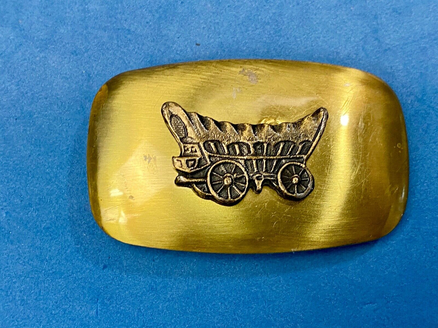 Vintage horse drawncovered wagon moving out west cowboy belt buckle
